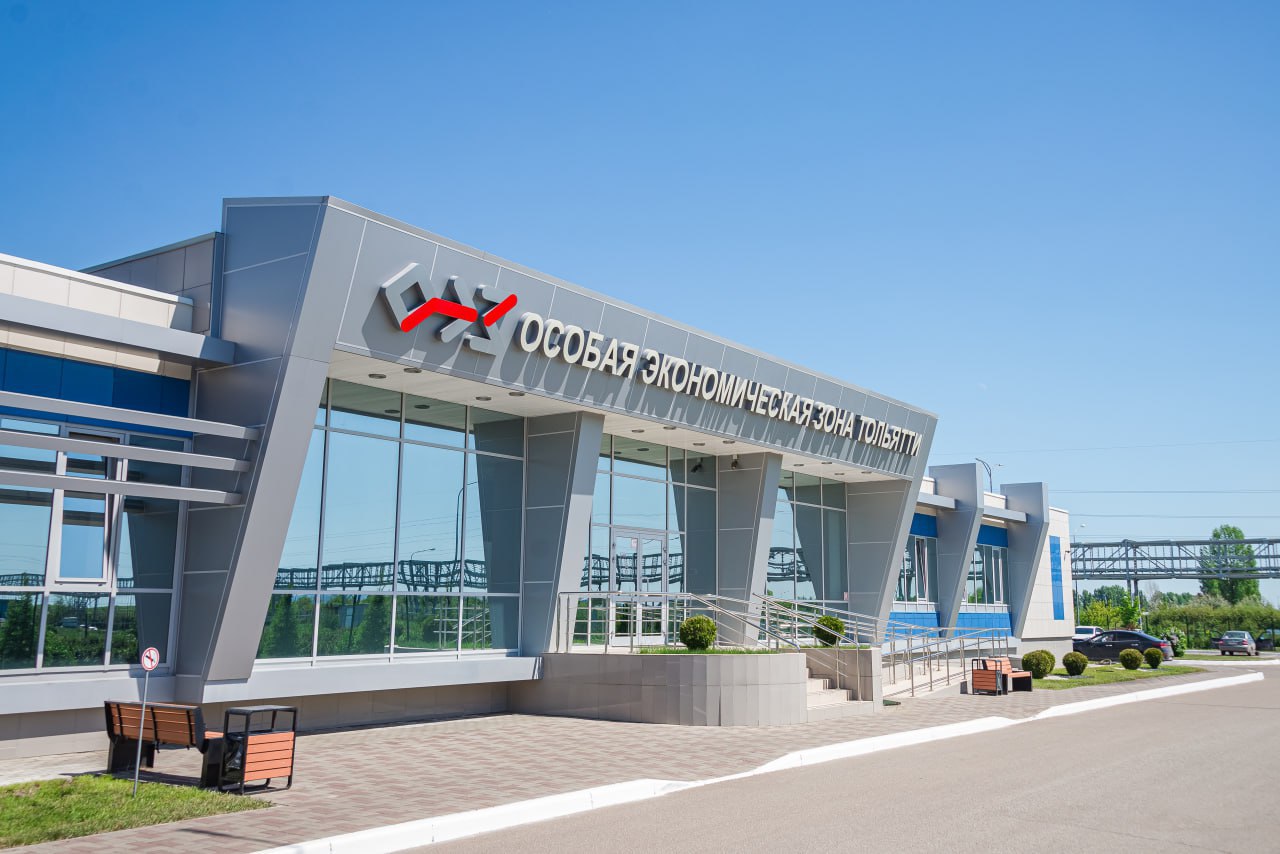 ОЭЗ Тольятти вошла в ТОП 10 инвестиционно привлекательных площадок России Национальный рейтинг привлекательности ОЭЗ составила Ассоциация кластеров технопарков и ОЭЗ России Всего в рейтинге оценивались 48 ОЭЗ Ключевыми критериями стали качество инфраструктуры управленческие компетенции инновационный потенциал и условия для инвесторов ОЭЗ Тольятти ключевой проект развития региона Это мощный центр притяжения инвестиций и технологий В следующем году мы откроем третью очередь ОЭЗ Запланирован запуск уникальных для нашей страны производств подчеркивал ранее губернатор Самарской области Вячеслав Федорищев На площадке работают 39 компаний резидентов 22 работающих предприятия с общим объёмом инвестиций 107 млрд рублей Они создают более 8 5 тыс рабочих мест и выпускают лекарства автокомпоненты стройматериалы и продукты питания