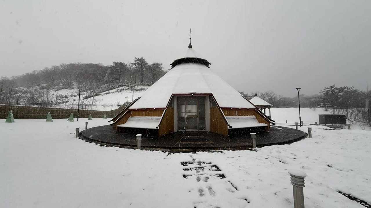 Телеграм канал газеты Красный маяк сообщает что бальнеологический комплекс Жаркие воды в районе села Рейдово временно приостанавливает работу ориентировочно до апреля в зимний период регулярная расчистка подъездной дороги от снега не предусмотрена Администрация Курильского муниципального округа поясняет что подъезд к комплексу проходит вне границ населённых пунктов а сам объект не входит в перечень социально значимых Поэтому зимнее содержание дороги на данном направлении не выполняется В качестве альтернативы жители могут посетить Ванночки между Курильском и селом Рыбаки они работают в обычном режиме ежедневно с 9 00 до 20 00 Фото Оксаны Вяткиной Итуруп Курильскийрайон