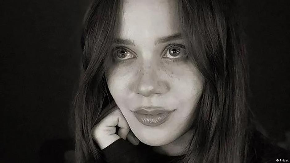 Казахстан хочет экстрадировать в РФ волонтерку штаба Навального В России ее подозревают в краже телефона за 12 тысяч рублей адвокаты называют дело сфабрикованным Власти Казахстана удовлетворили запрос России об экстрадиции активистки Юлии Емельяновой против которой в РФ возбудили уголовное дело о краже телефона у таксиста сообщил Антивоенный комитет Защита активистки планирует обжаловать решение поскольку власти страны все еще рассматривают запрос Емельяновой о предоставлении политического убежища Юлию Емельянову задержали в аэропорту Алматы осенью 2025 года Российские власти объявили ее в межгосударственный розыск по подозрению в совершении имущественных преступлений Как рассказывал DW адвокат активистки Мурат Адам Емельянову преследуют по статье о похищении мобильного телефона за 12 тысяч рублей который она якобы украла у таксиста еще в 2021 году По словам адвоката это смехотворная сумма чтобы из за этого даже если бы такое было бегать по всему миру Антивоенный комитет считает дело против Емельяновой политически мотивированным она волонтерила в петербургском штабе Алексея Навального Девушка уехала из России летом 2022 года Казахстан уже выдавал россиян обвиняемых в РФ по политически мотивированным делам С начала 2026 года власти страны согласились экстрадировать в Россию чеченского активиста Мансура Мовлаева и дезертира Семена Бажукова а также депортировали айтишника Александра Качкуркина По прилете в Москву Качкуркина задержали по уголовному делу о государственной измене dwglavnoe