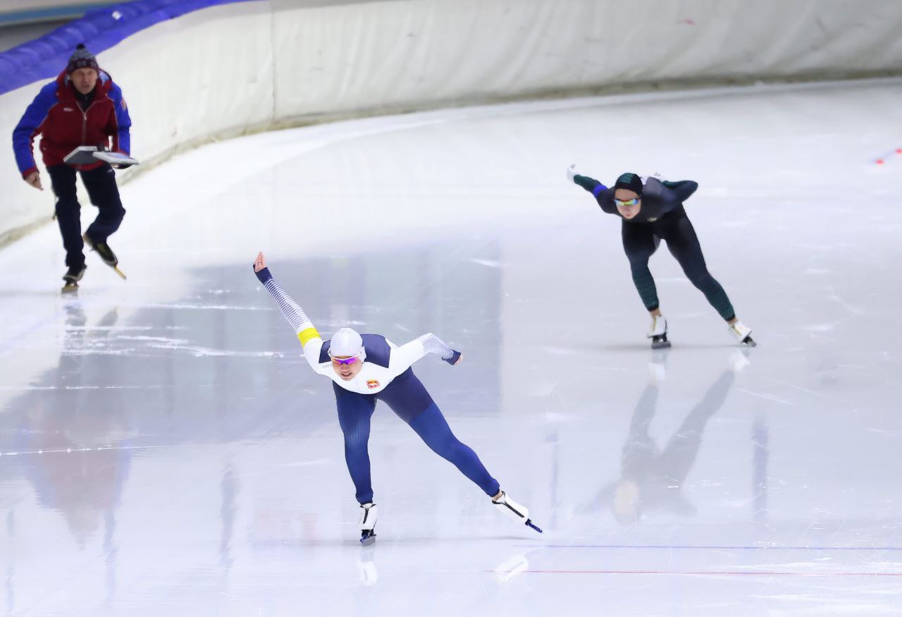 Челябинск примет чемпионат России по конькобежному спорту  В предстоящие выходные, 1 и 2 февраля, в столице Южного Южного Урала состоится чемпионат России по конькобежному многоборью. За звание лучших в ледовом дворце «Уральская молния» сразятся сильнейшие спортсмены из более чем 20 регионов страны.   В классическом и спринтерском многоборье на лед выйдут победители и призеры чемпионатов мира, Европы, России, Олимпийских игр, а также первенств среди юниоров. Всего в областной центр съедутся 92 сильнейших спортсмена.  Награды среди мужчин и женщин разыграют в спринтерском многоборье по итогам четырех состязаний на 500, 1000, 500 и 1000 метров.  В классическом многоборье лучших среди мужчин определят по итогам забегов на 500, 5000, 1500 и 10000 метров. А женщинам для этого нужно будет преодолеть 500, 3000, 1500 и 5000 метров.          Поддержать канал