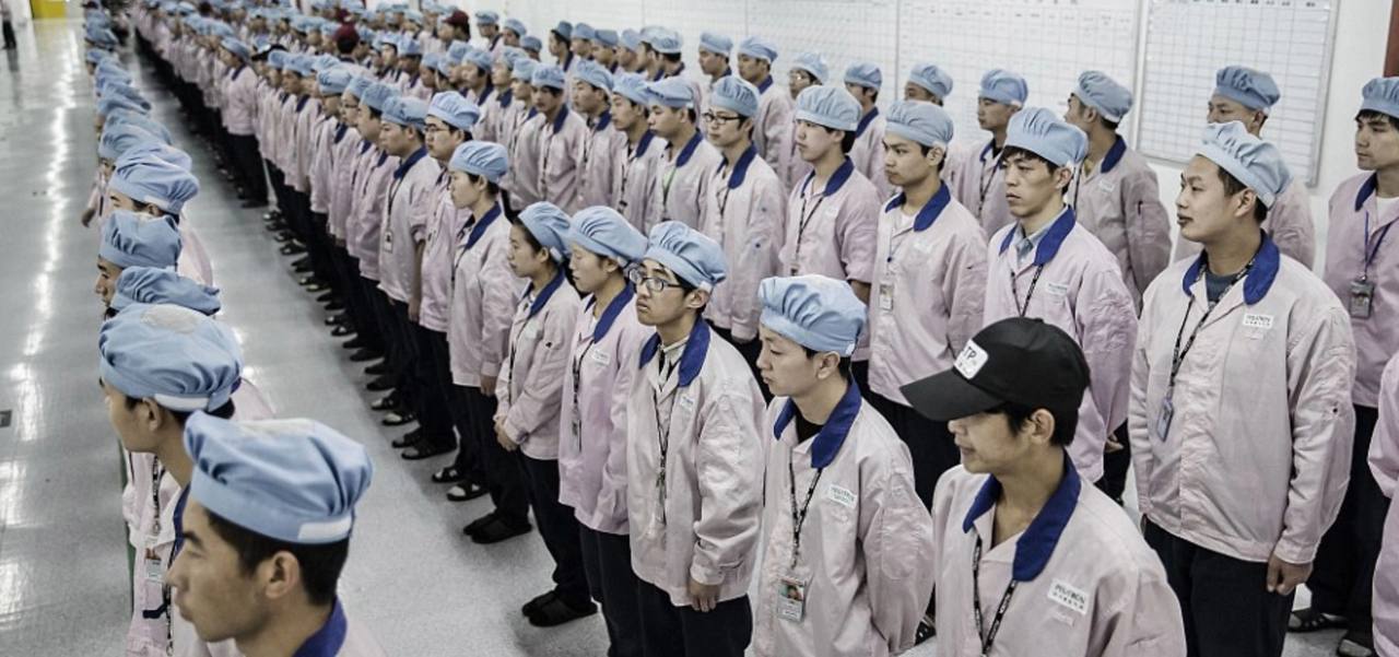 Foxconn поднимает ставки готовится запуск iPhone 17 В Китае на крупнейших заводах Foxconn начинается горячая пора Перед сентябрьским релизом iPhone 17 главный подрядчик Apple резко усилил набор персонала и поднял ставки для рабочих На предприятии в Чжэнчжоу где собирается большая часть айфонов для всего мира оплата труда за месяц выросла сразу несколько раз с 23 5 юаня в начале июля до 28 юаней в августе А чтобы удержать сотрудников компания увеличила бонусы почти вдвое трёхмесячный контракт теперь сулит до 8 тысяч юаней премии В Шэньчжэне ситуация схожая там временным рабочим предлагают 26 юаней в час что заметно выше ставок на других производственных линиях Такое резкое повышение связано с необходимостью обеспечить массовый выпуск iPhone 17 спрос на новый флагман ожидается рекордный и Foxconn спешит набрать тысячи сотрудников чтобы успеть выполнить заказы Apple appleinside apple appleinside iphone17