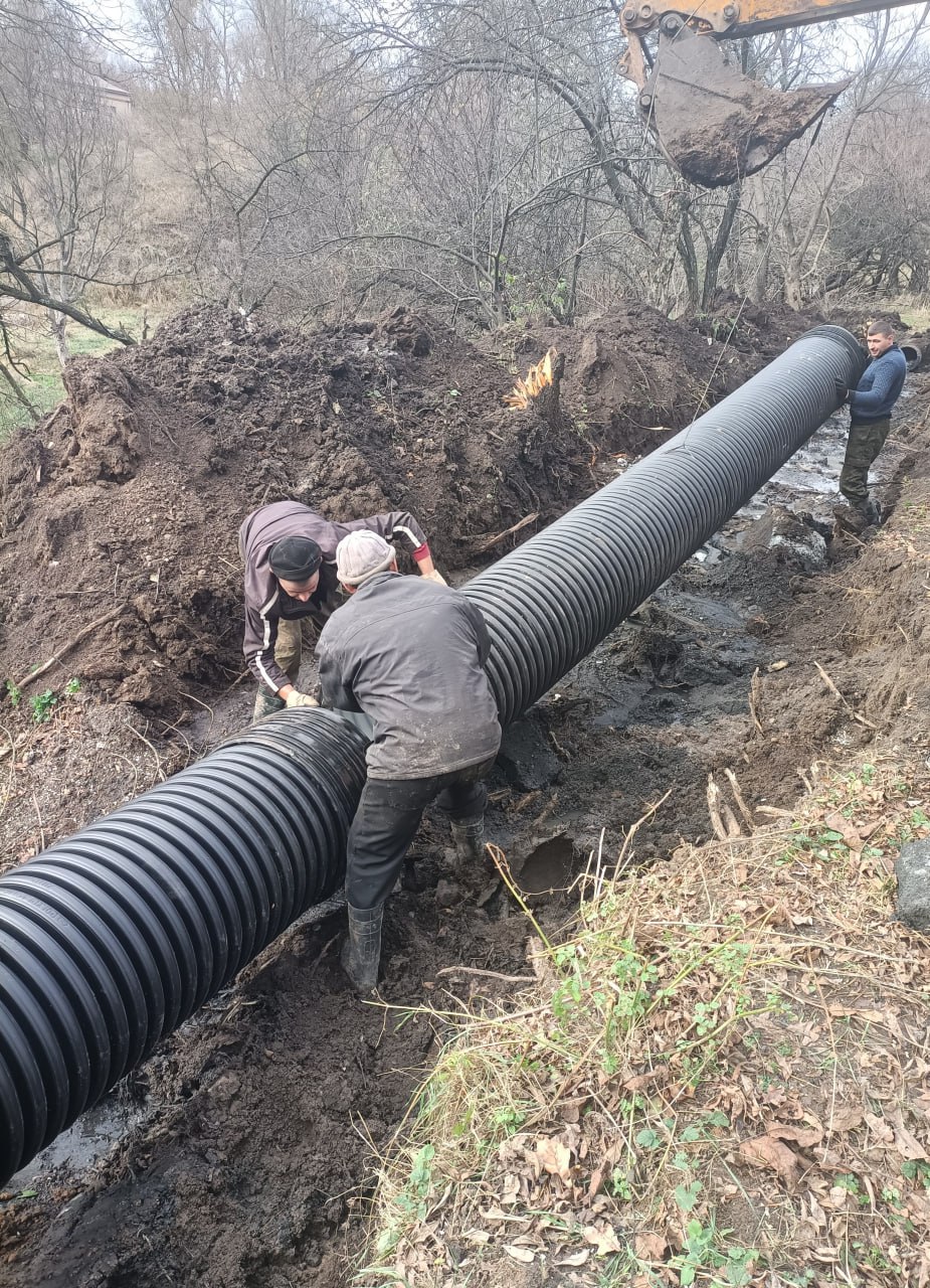 Штаб по тепло- и водоснабжению ДНР:  За прошедшие выходные  14-15 декабря  устранено 255 аварий на сетях водоснабжения и водоотведения Донбасса. Работали 50 аварийных бригад.   Доставлено жителям и в котельные более 2600 куб. м воды.  На сетях теплоснабжения за минувшие выходные зарегистрировано 22 аварий, 17 из которых устранены. В аварийных работах задействованы 27 бригад.   Всего для подпитки теплосетей подвезено порядка 7400 куб. м. воды.  Работы по нормализации водоснабжения и отопления находятся на личном контроле Главы Республики.