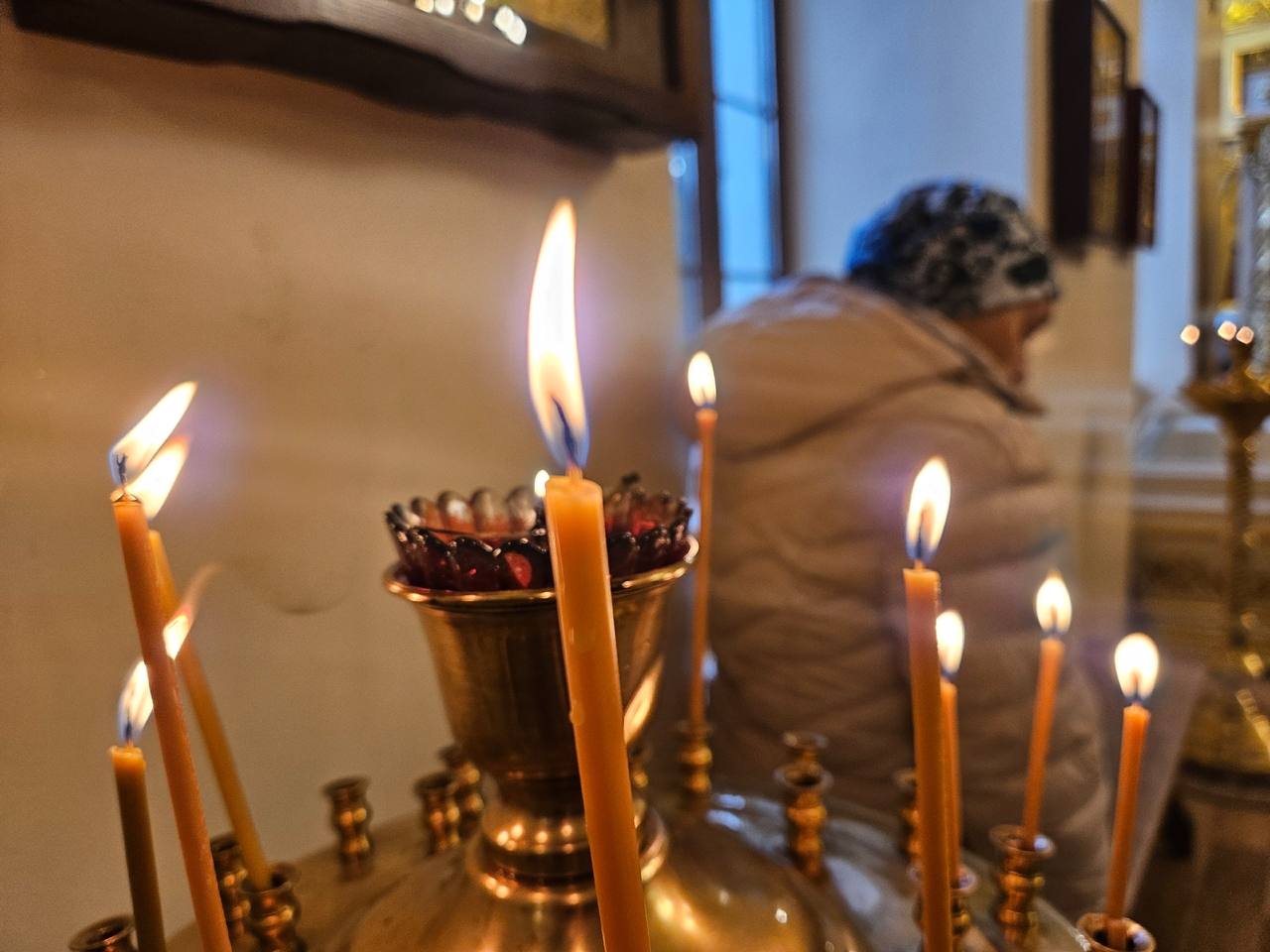 В Саратов привезут ковчег с частицей мощей святителя Николая Чудотворца С 18 по 28 декабря в в Архиерейском подворье Свято Духовского собора пл Духосошественская 3 будет пребывать ковчег с частицей мощей святителя Николая Чудотворца Ежедневно в 16 00 в соборе будет совершаться молебен с акафистом святителю Николаю Поклониться мощам верующие смогут в часы работы храма с 7 00 до 19 00 Святитель Николай Чудотворец особо почитается в Православной церкви как заступник и помощник в трудных жизненных обстоятельствах Он покровительствует путешественникам морякам воинам и детям защищает невинно осужденных торговцев помогает в семейных делах и при недугах а также просит о защите от бед врагов и наставлении на истинный путь Мы в MAX Мы в TG Прислать новость