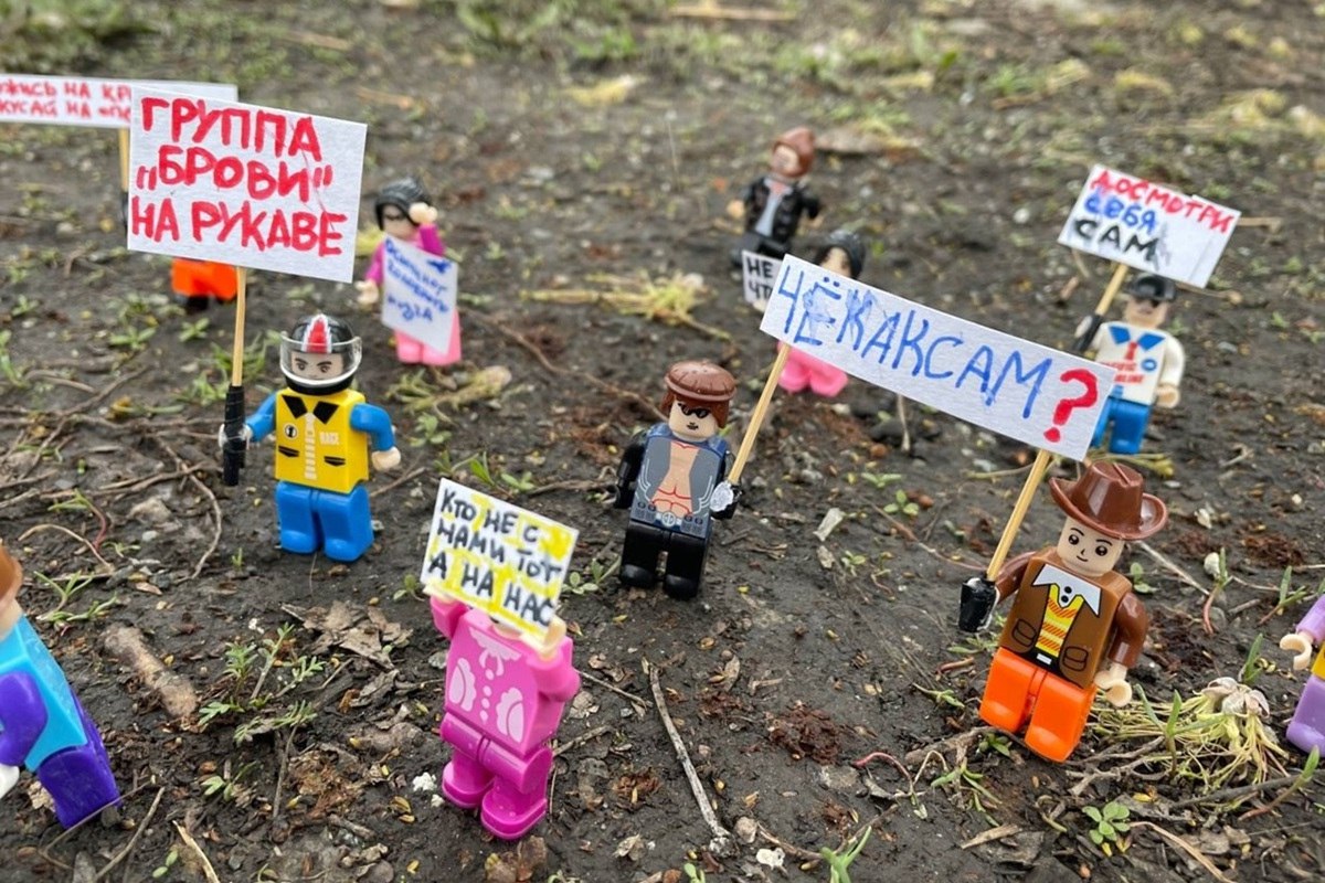В центре Екатеринбурга устроили Первомайскую мини-«Монстрацию» Игрушечные человечки с плакатами и транспарантами собрались на набережной Городского пруда. Плакаты митингующих лего-человечков воспроизводят те, что использовались людьми-реальными участниками «Монстрации» на 1 Мая в Екатеринбурге еще до пандемии коронавируса. Фото: «Шахов на ветке» «Уральский меридиан»