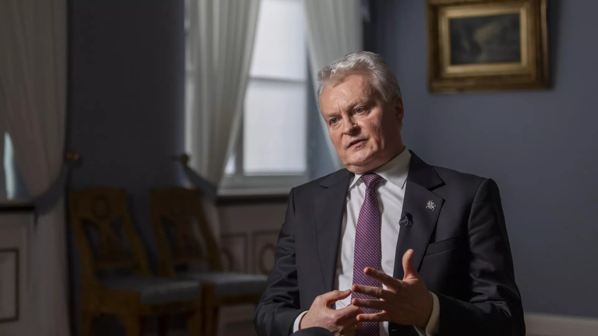 Президент Литвы предупреждает рост миграции угрожает национальной идентичности Гитанас Науседа заявил что увеличивающееся число иностранцев в Литве создаёт риски для безопасности и культурной самобытности страны Он подчеркнул что многие мигранты не изучают литовский язык что усиливает вызовы для общества Нам нужно очень чётко и взвешенно оценить какой объём миграции допустим чтобы сохранить национальную безопасность и идентичность отметил Науседа Ранее МВФ призвал Литву привлекать иностранных работников для компенсации нехватки рабочей силы Вопрос миграции в Литве продолжает оставаться острым и требует баланса между экономическими потребностями и сохранением культурной идентичности