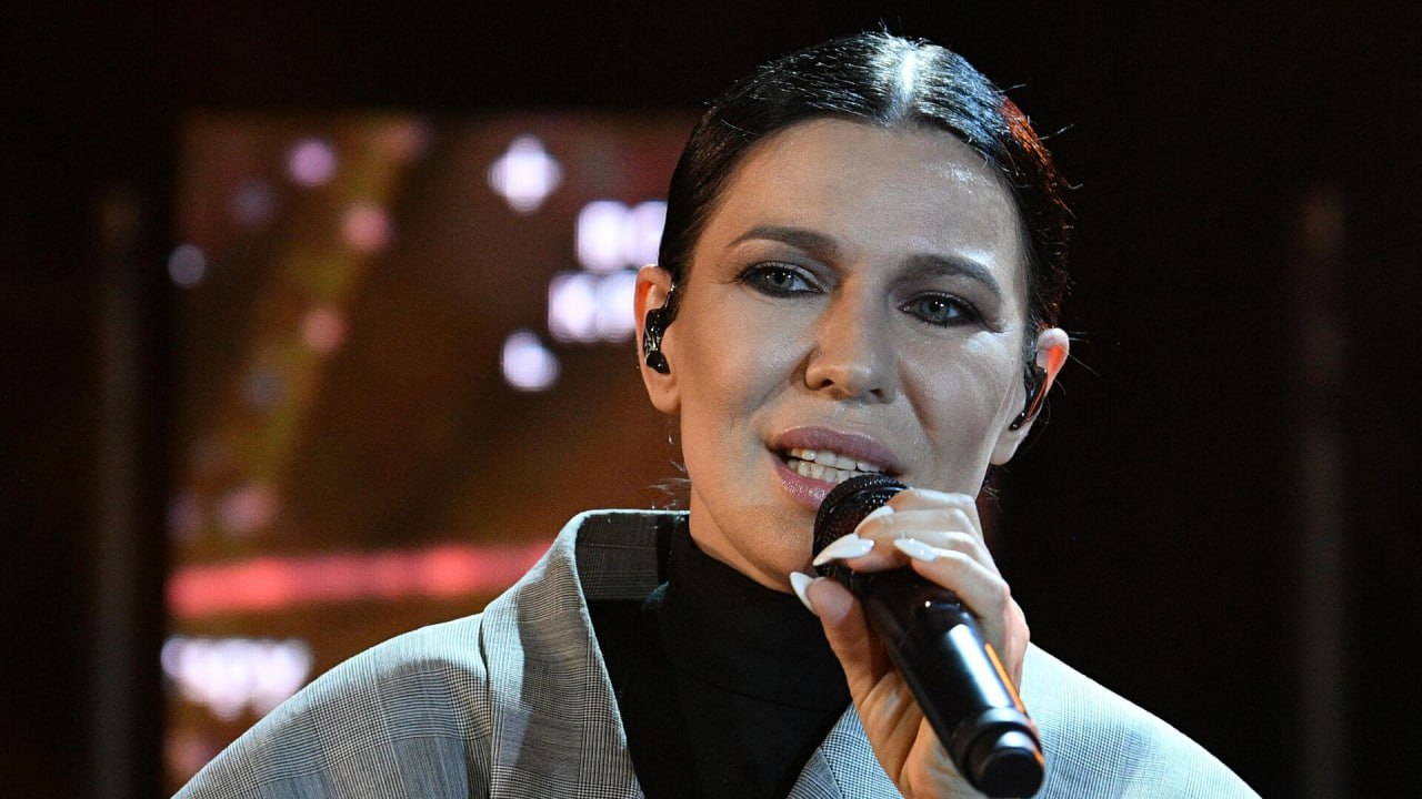 Певица Ёлка отказалась от украинского гражданства в пользу российского Елизавета Иванцив настоящее имя Ёлки вышла за муж за уроженца Украины и музыканта Рождена Ануси и отказалась от украинского паспорта Теперь ее фамилия Астахова И как следует из открытых баз поменять паспорт она успела еще как минимум полтора года назад Близкие к силовикам каналы пишут что в России у нее были проблемы с бизнесом из за украинского гражданства О войне певица особо не высказывается хотя сама родом с Ужгорода а на родине у нее остается мать И даже то что из ее хита Прованс убрали упоминание киевского аэропорта Борисполь она сглотнула Что ж видимо для этого есть веские причины и невероятная способность заткнуть совесть куда поглубже