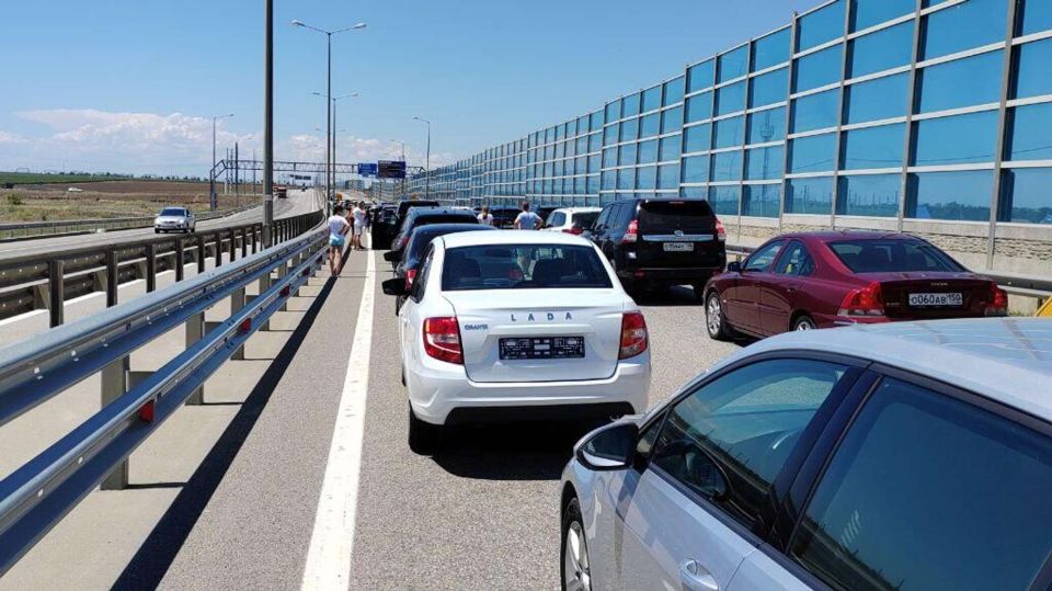 Крымский мост: очередь выросла в два раза СИМФЕРОПОЛЬ, 12 июн - РИА Новости Крым. У крымского моста утром в четверг очередь со стороны Тамани за два часа увеличилась в два раза. Об этом сообщается в Telegram-канале оперативной информации о ситуации на мостовом переходе. "В очереди со стороны Тамани находится 720 транспортных средств. Время ожидания около трех часов", - говорится в публикации. При этом со стороны Керчи очереди перед пунктом досмотра нет. Пробка на въезде в Крым начала расти в 7 утра. Тогда проезда ожидали 360 автомобилей. Спустя час их число выросло до 520 авто. На Крымскому мосту действуют повышенные меры транспортной безопасности, любой автомобиль и багаж пассажиров подлежит проверке. Самое оптимальное время подхода к досмот... Подробнее>>>