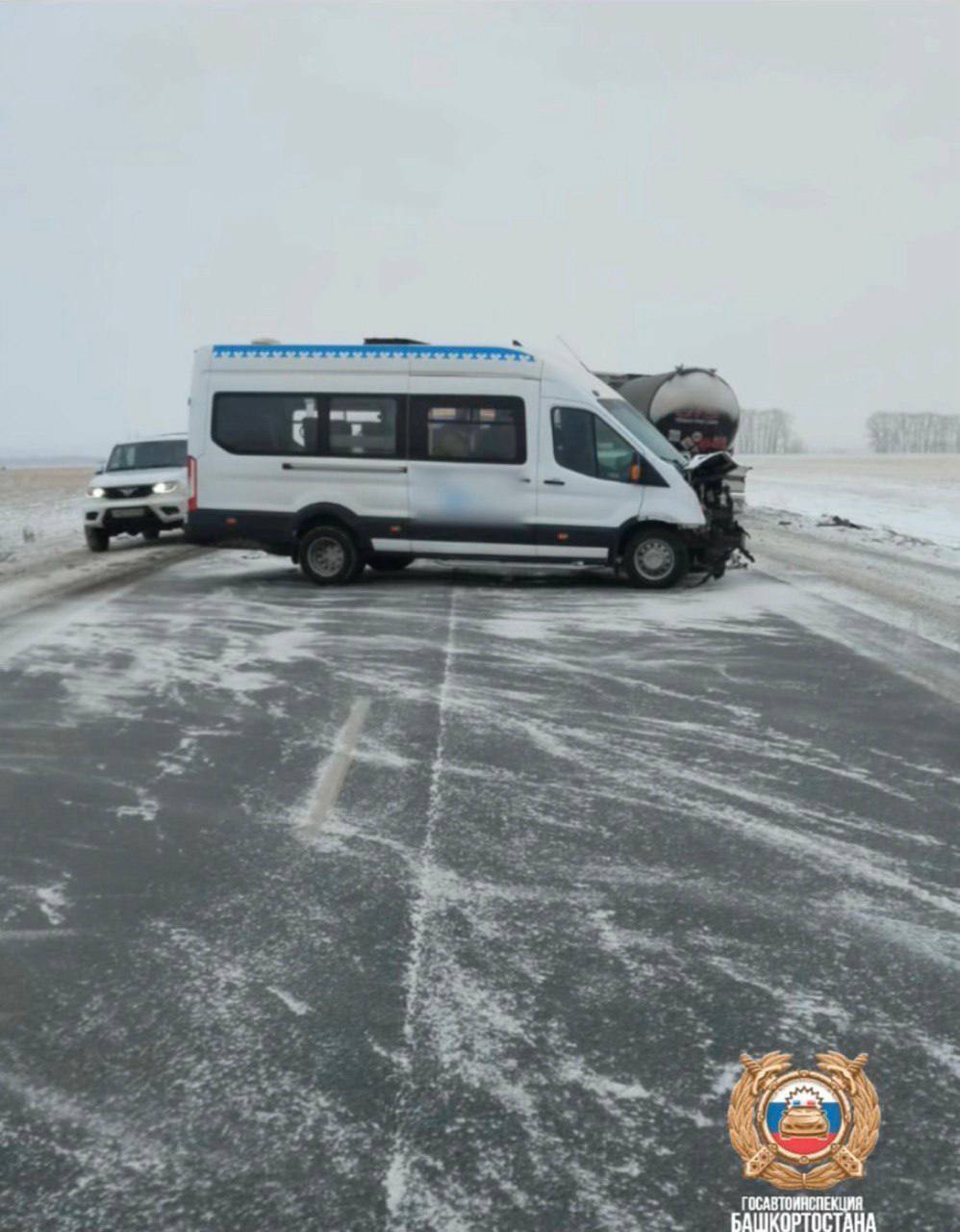 В Башкирии 18-летний водитель столкнулся с автобусом  В Стерлитамакском районе на 117 км автодороги Уфа-Оренбург 18-летний водитель автомобиля «Фольксваген Джетта» при обгоне пассажирского автобуса врезался в встречный «Форд Транзит». Автобус, который не находился на маршруте, в момент столкновения имел двоих пассажиров на борту.  В результате аварии пострадали водитель и пассажир легкового автомобиля. Остальных участников происшествия осматривают медики.