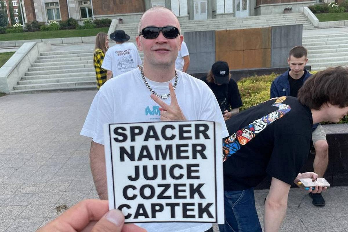 Уличного художника Namer приговорили к 1 5 годам колонии за жестокое обращение с животными В ночь на 30 марта художник выбросил своего кота по кличке Фифти с четвертого этажа снял это а запись выложил в телеграм канале Кот выжил но получил серьезные увечья Вынося приговор суд учел признание вины раскаяние помощь следствию положительные характеристики и необходимость ухода за больной матерью Больше новостей в Daily News