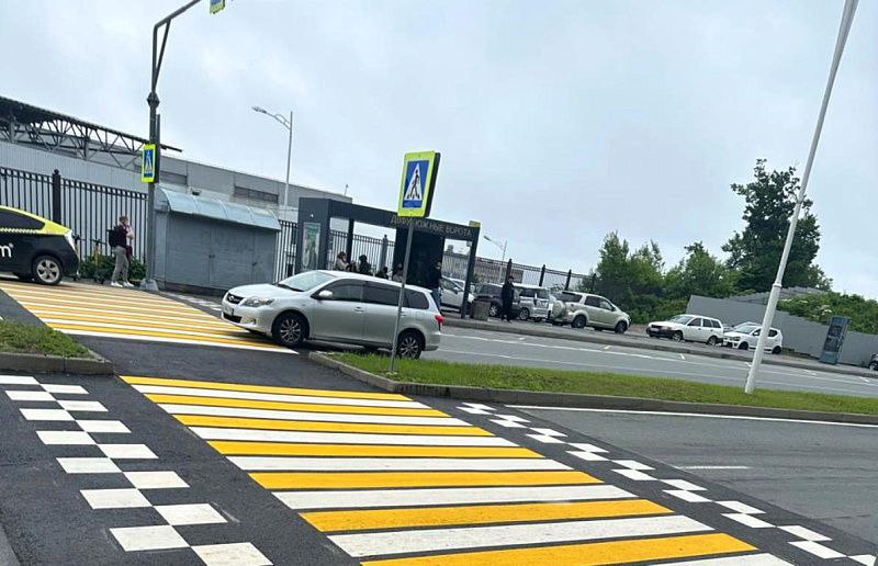 Во Владивостоке появятся ещё 38 пешеходных переходов с искусственными неровностями Такие переходы считаются более безопасными поскольку заставляют водителей заранее снижать скорость Ранее в городе уже обустроили 32 подобных перехода на разных улицах Новые будут установлены преимущественно возле школ и детских садов на улицах Талалихина Сахалинской Светланской и других Как сообщили в пресс службе мэрии это часть мер по повышению безопасности дорожного движения принятых после анализа статистики ДТП Другие меры включают установку камер снижение скоростного режима и создание выделенных полос для общественного транспорта   VIII channel