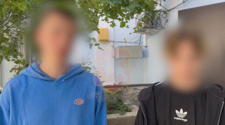 Полиция задержала в Крыму трех подростков из Москвы и Подольска, снявших неподобающее видео на мемориале В Феодосии сотрудники полиции задержали троих молодых людей, снявших неподобающее видео на мемориале, посвящённом памяти солдат, погибших в Великой Отечественной войне. Об этом сообщили в пресс-службе МВД по РК. Инцидент произошёл в посёлке Орджоникидзе, где один из молодых людей забрался на вершину Обелиска Славы, а его двое приятелей записывали происходящее на мобильный телефон. Полицейские, проводя мониторинг соцсетей, оперативно отреагировали на публикацию и провели оперативно-розыскные мероприятия. В результате были задержаны 18- и 19-летние жители Москвы и 17-летний юноша из Подольска, которые прибыли в Крым на отдых. Молодые люди познакомились на набережной Феодосии и, прогуливаясь у памятника, решили сн... Подробнее>>>