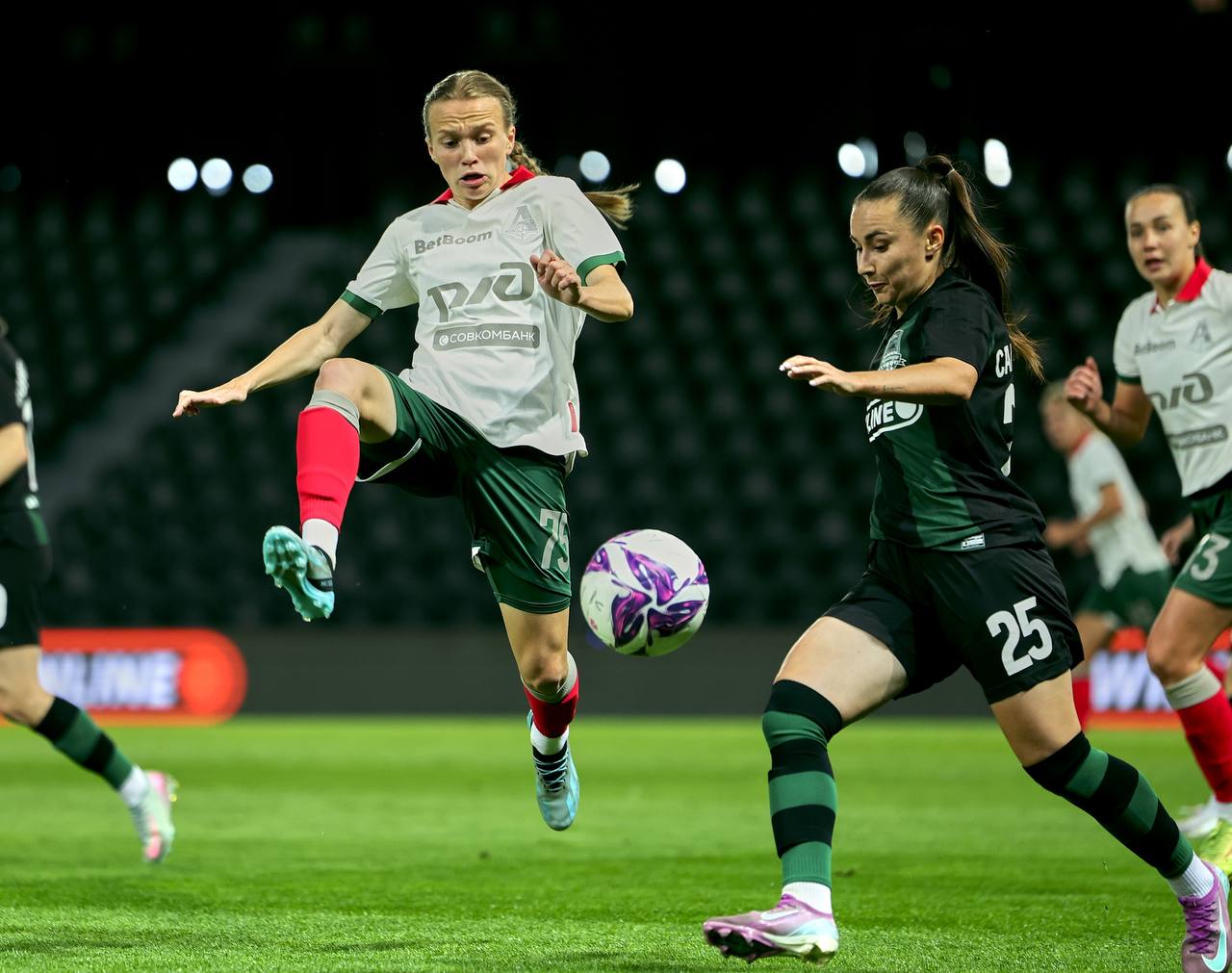 Локомотив второй год подряд занял четвертое место по итогам сезона В стартовых семи турах красно зеленые одержали пять сухих побед Летом в команду вернулись Эммануэль Фейвор и лучший бомбардир в истории клуба и WINLINE Суперлиги Нелли Коровкина Высокий уровень по ходу чемпионата показала Яна Шеина немало важных голов забила Полина Юкляева в основном составе закрепилась Владислава Буткевич Больше фактов