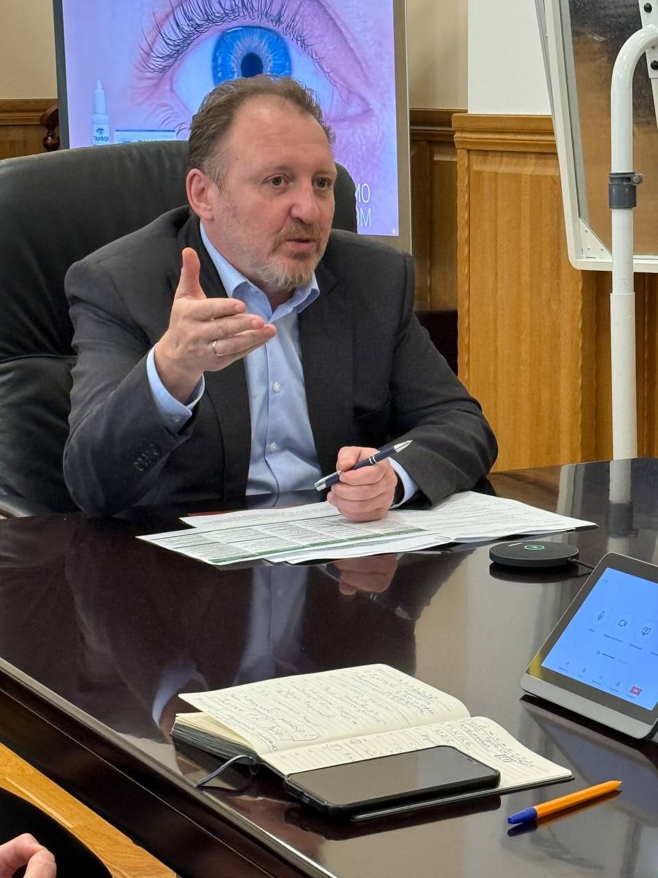 Заместитель полпреда в УрФО Борис Кириллов принял участие в заседании оргкомитета по подготовке к форуму стратегического развития "Города России" Основной темой обсуждения стала концепция проведения предстоящего форума. Ожидается, что "Города России" объединит экспертов, представителей власти и бизнеса для поиска эффективных решений в стратегическом развитии муниципалитетов России. "Форум "Города России" зарекомендовал себя как важная традиционная площадка для обсуждения и принятия практических решений, направленных на реализацию стратегий муниципальных образований и запуск различных проектов", - отметил Борис Кириллов. В заседании также участвовали врио губернатора Свердловской области Денис Паслер, заместители Министра экономического развития РФ Святослав Сорокин и Дмитрий Вахруков, а также глава Екатеринбурга Алексей Орлов и другие. IX Общероссийский форум стратегического развития "Города России" запланирован на 27–28 ноября 2025 года и пройдет в Екатеринбурге. В прошлом году в работе площадок форума принимал участие полпред Артём Жога. !