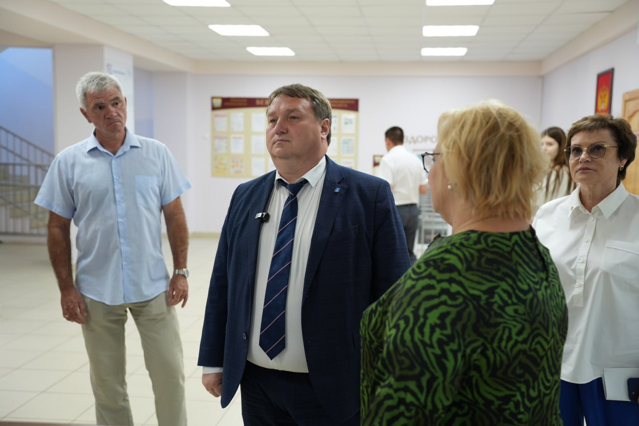 Стартовала приёмка городских учреждений образования к новому учебному году Вместе с комиссией оценили готовность 30-й гимназии, особое внимание - вопросам противопожарной и антитеррористической защищённости, наличию безопасных школьных маршрутов и готовности коммуникаций к будущему отопсезону. Дополнительно проверяется техническое оснащение кабинетов, состояние инженерных сетей и результаты текущих ремонтных работ Всего до конца августа специальные комиссии проверят готовность 185 объектов, включая школы, детские сады и центры допобразования. Традиционно по городу действует 4 комиссии, параллельно идет приемка в детских садах и чуть позже она затронет учреждения культуры и спорта. Главное для нас – создать комфортные и безопасные условия для обучения детей