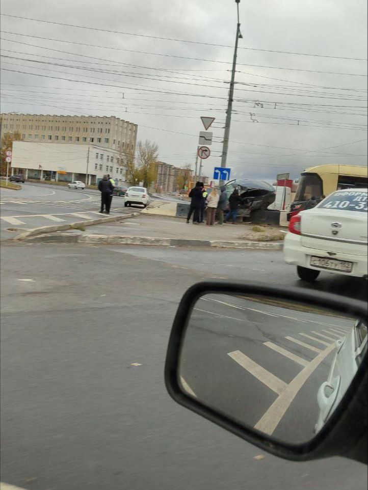 В Нижнем Новгороде произошла жёсткая авария: трамвай врезался в легковушку на Комсомольской площади. От сильного удара легковушку выкинуло на бетонный разделитель. Движение трамваев остановлено.   Судя по онлайн-картам, на участке наблюдается небольшая пробка. Легковушка сильна повреждена: деформирован кузов, выбиты стёкла. Судя по всему, водитель не уступил дорогу трамваю. К счастью, в ДТП обошлось без пострадавших.  Фото: ЧП 52 Нижний Новгород