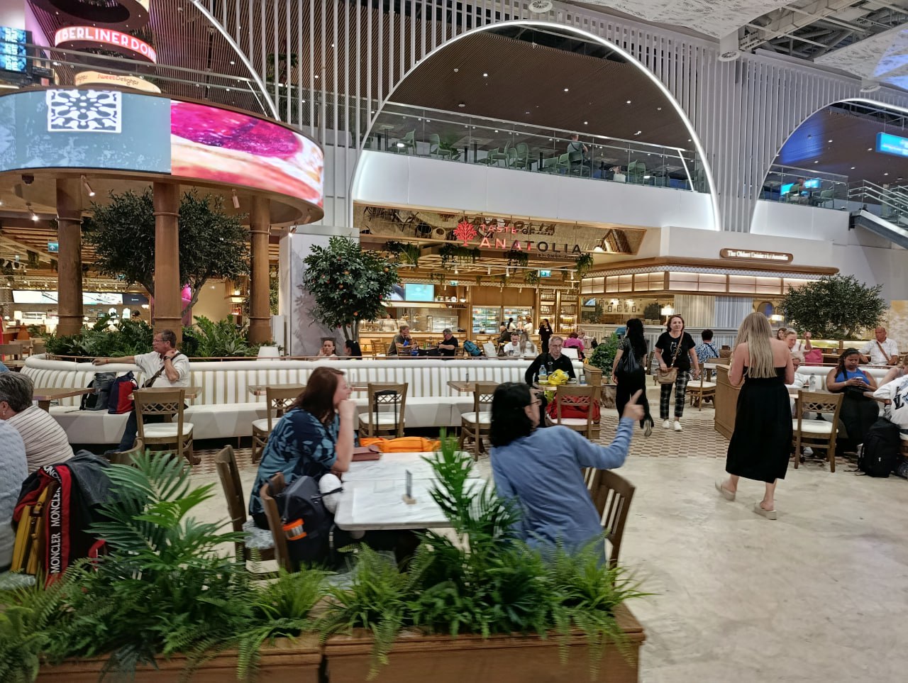 С сегодняшнего дня все международные рейсы прибывающие в аэропорт Антальи будут обслуживаться только в терминале II В соответствии с письмом Генерального директората управления государственными аэропортами DHMİ от 27 октября 2025 года за номером E 98041564 349 102074 сообщаем что с понедельника 27 октября 2025 года в 23 59 все международные рейсы ранее обслуживавшиеся в международном терминале I будут осуществляться из международного терминала II говорится в письме аэропорта своим партнерам В летнем сезоне когда нагрузка была максимальна небольшую часть международных рейсов обслуживал и терминал I В зимнем расписании трафик меньше и все опять перевели в терминал II вероятно до следующей весны Россиян которые проживают в РФ нововведение не затронет все рейсы из России и так прибывали в терминал II Но граждане РФ которые прилетают на отдых в Турцию из Европы должны учитывать эти перемены по меньшей мере в части заказа трансфера atorus