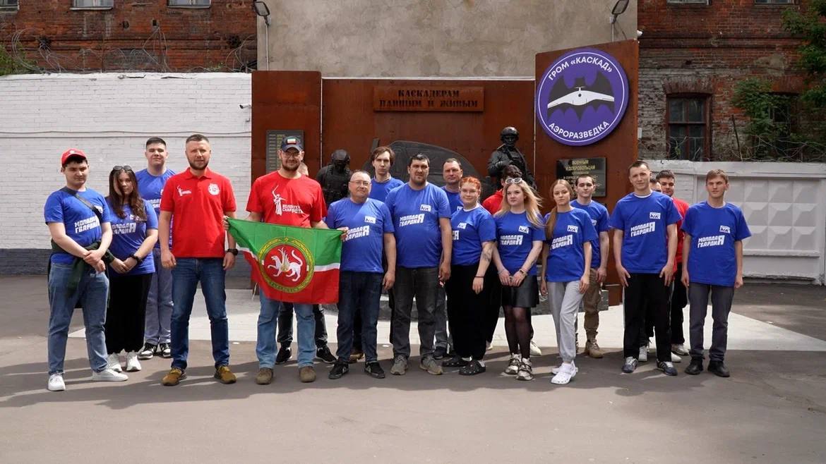 Активисты «Молодой Гвардии» и «Волонтерской Роты» проведут в новых регионах мероприятия ко Дню защиты детей В новые регионы отправился 90-й отряд волонтеров, в котором более 20 человек из разных регионов страны. Активисты организуют мероприятия, посвященные Дню защиты детей: проведут детские утренники, праздничные акции, а также поздравят детей из многодетных семей и семей участников спецоперации. «На этой неделе мы отмечаем День защиты детей. Ежегодно уделяем ему большое внимание, особенно – в новых регионах. В частности, в этом году наши волонтеры проведут тематические мероприятия, творческие мастер-классы и поздравят ребят с праздником. Кроме того, в школах начинаются летние каникулы. Традиционно, волонтеры «Молодой Гвардии» и «Волонтерской Роты» уделят большое внимание организации детского досуга в этот период. Наши активисты в течение всего летнего периода будут проводить мастер-классы, кинопоказы и спортивные занятия для детей», – сказал председатель «Молодой Гвардии» Антон Демидов. #МолодаяГвардия