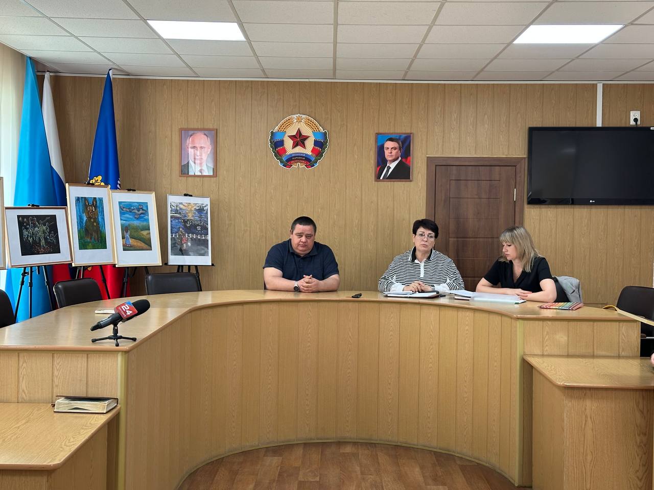 В Администрации городского округа обсудили вопрос трудоустройства несовершеннолетних в возрасте от 14 до 18 лет в свободное от учёбы время Мероприятие собрало сотрудников Территориального отделения Государственного казенного учреждения "Республиканский центр занятости населения Луганской Народной Республики" в городе Ровеньки и работодателей городского округа. "Министерством труда и социальной защиты Российской Федерации утвержден Стандарт деятельности по осуществлению полномочия в сфере занятости населения по организации временного трудоустройства нашего подрастающего поколения в свободное от учёбы время" - отметил Глава городского округа Андрей Рубанцов. Андрей Викторович призвал присутствующих работодателей серьёзно отнестись к данному вопросу и помочь подросткам дать возможность быть полезными нашему городскому округу. "Организация занятости детей и подростков, их содержательного досуга в летнее время – это первоочередная задача нас – взрослых!" - сказал Андрей Рубанцов.