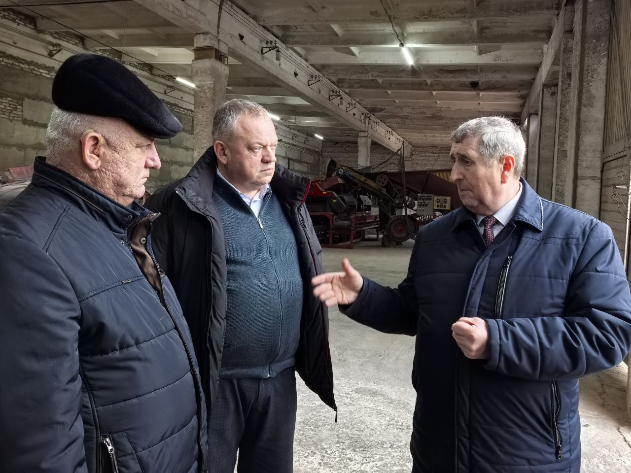 Сегодня Калинковичский район с рабочим визитом посетил Михаил Русый председатель Постоянной комиссии Совета Республики Национального собрания Республики Беларусь по законодательству и государственному строительству В агрогородке Сырод Михаил Иванович провел личный прием граждан К парламентарию обратились по вопросам трудоустройства ремонта дорожного покрытия в переулке агрогородка выплат материальной помощи и вопросов здравоохранения На все поступившие вопросы Михаил Русый дал разъяснения а некоторые взял на личный контроль Затем председатель Постоянной комиссии посетил сельскохозяйственные объекты СПК Дружба Автюки Хозяйство включено в Программу развития Припятского Полесья на 2025 2030 годы реализацию которой курирует Михаил Русый является важным участником государственной инициативы Михаил Русый ознакомился с работой кукурузокалибровочного завода и производством семян кукурузы в СПК Дружба Автюки У вас есть все необходимое чтобы развиваться дальше люди технологии нужный продукт