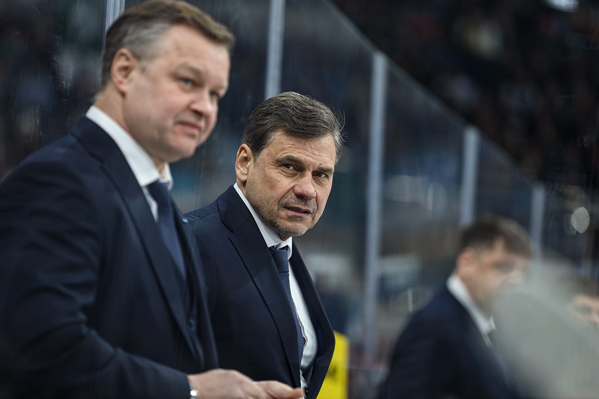 Артем Каркоцкий о скандале в минском Динамо Все на своих местах Спортивный директор минского Динамо Артем Каркоцкий прокомментировал вспыхнувший утром конфликт между главным тренером Дмитрием Квартальновым и генеральным менеджером Олегом Антоненко Могу успокоить всех наших многочисленных болельщиков Все на своих местах все вопросы решены состав сформирован тренерский штаб понимает какие задачи перед нами стоят и как использовать хоккеистов из всего нашего ростера Все под контролем Спунер уже скоро присоединится к команде а Дмитрий Вячеславович понимает как его использовать Идем дальше к намеченной цели цитирует Каркоцкого пресс служба Динамо Читать полностью