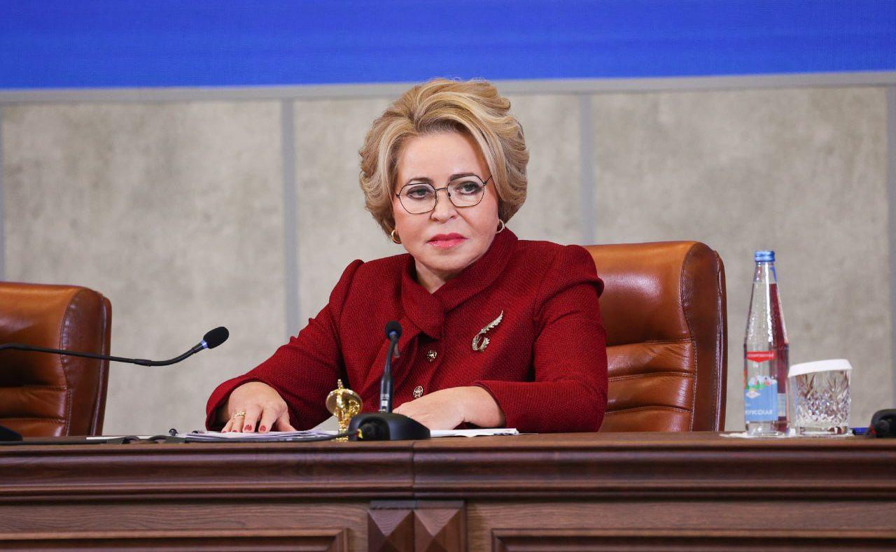 Председатель Совета Федерации В И Матвиенко направила приветствие участникам 11 го саммита председателей парламентов государств Группы двадцати который проходит в Южно Африканской Республике На пленарном заседании приветственные слова озвучил заместитель Председателя К И Косачев Спикер СФ поблагодарила южноафриканских коллег за активную и профессиональную работу в ходе председательства в двадцатке Она отметила что первая в истории форума председательская миссия государства Африки проходит в год значимого для континента юбилея 65 лет назад по инициативе тогда Советского Союза была принята Декларация ООН о предоставлении независимости колониальным странам и народам За прошедшие годы Африканский континент добился общепризнанных успехов во многих сферах О растущем влиянии Африки говорит и тот факт что Африканский союз теперь является полноправным членом Группы двадцати В И Матвиенко акцентировала внимание на девизе председательства ЮАР Солидарность равенство и устойчивое развитие который крайне актуален в наши дни когда запрос на участие стран мирового большинства в глобальном управлении звучит всё отчётливее По её мнению Группа двадцати стремится в своей деятельности реализовывать этот принцип Россия полностью поддерживает такое стремление к более справедливому многополярному мироустройству И в этих условиях кратно возрастает и значимость парламентской дипломатии Глава верхней палаты российского парламента считает показательным что актуальные ответы на вызовы XXI столетия предлагает именно Глобальный Юг На недавнем саммите Шанхайской организации сотрудничества в Тяньцзине принято решение об учреждении Банка развития ШОС Успешно функционирует учреждённый странами БРИКС Новый банк развития Всё это не инструменты конкуренции а рабочие деполитизированные механизмы поддержки нуждающихся стран пояснила В И Матвиенко По её словам позиция России заключается в том что необходимо добиваться равного доступа развивающихся стран к финансовым ресурсам стратегическому сырью дешёвой энергии и передовым технологиям  В И Матвиенко выразила уверенность что объединяя усилия можно достичь подлинной многосторонности Читайте полностью