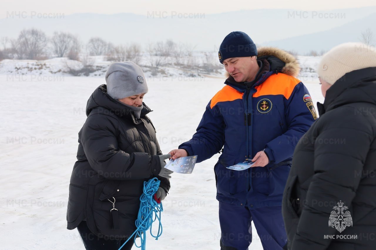 С 17 по 23 февраля в Забайкалье прошла акция «Безопасный лёд». Её цель — предотвратить несчастные случаи на водоёмах и обеспечить безопасность жителей края.    26 рабочих групп, в состав которых входили сотрудники МЧС России, полиции, поисково-спасательной службы, органов местного самоуправления и добровольцы, проводили профилактические рейды на популярных для отдыха забайкальцев водоёмах. За неделю было роздано более 500 памяток с правилами безопасности на воде и проведено тысячи профилактических бесед.    Государственные инспекторы по маломерным судам продолжают работу по обеспечению безопасности на воде в ежедневном режиме. С 24 по 30 марта пройдёт специальная акция «Тонкий лёд», направленная на риски, связанные с весенним периодом на водоёмах.  Помни о правилах поведения на льду и соблюдайте осторожность на водоёмах:   выбирай места для лова и отдыха с осторожностью;    передвигайся только по оборудованным ледовым переправам;   избегай передвижения по льду в тёмное время суток и при плохой видимости.    Ваша безопасность — ваша ответственность!