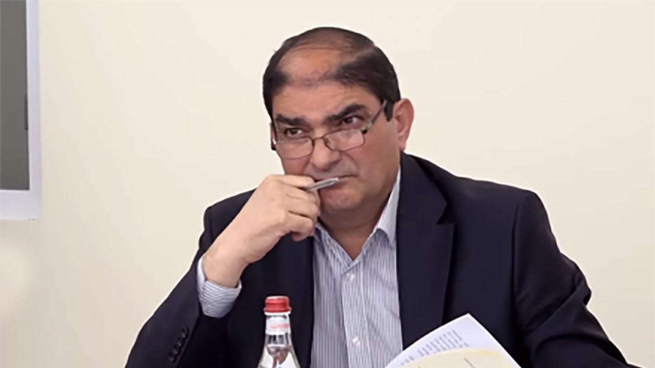 Следователи в Армении взялись за судью Артуша Габриеляна, в Шенгавитском суде прошли обыски — СМИ. 29 апреля правоохранители подвергли приводу судью суда общей юрисдикции Еревана Артуша Габриеляна, в связи с этим было перенесено заседание, проходившее под его председательством, сообщают армянские СМИ. «Голос Армении» называет Артуша Габриеляна «одним из любимых судей» премьер-министра Армении Никола Пашиняна, отмечая, что он выдавал санкции на арест оппозиционеров. В Антикоррупционном комитете отказались комментировать журналистам факт задержания судьи, отметив лишь, что 29 апреля в Шенгавитской резиденции уголовного суда общей юрисдикции в рамках дела о даче и получении взятки с участием представителя судебной системы были проведены следственные действия. Адвокат Эрик Алексанян опроверг факт задержания, отметив, что Артуш Габриелян находится на свободе. «Проведены следственные и иные процессуальные действия. Свобода судьи Артуша Габриеляна не ограничена», — сказал он. Ещё в прошлом году Генеральная прокуратура Армении потребовала конфисковать у Габриеляна и аффилированных с ним лиц имущество, признанное незаконным. Речь идёт о 5 объектах недвижимости, 4 автомобилях и сумме в 62 млн 811 тыс драмов. Артуш Габриелян ранее рассматривал ряд резонансных дел, включая убийство жительницы села Пемзашен и её двух несовершеннолетних детей, дело бывшего замминистра образования Армении Геворга Лорецяна, бизнесмена Самвела Майрапетяна, экс-министра финансов Гагика Хачатряна, а также участников дела «Сасна Црер».