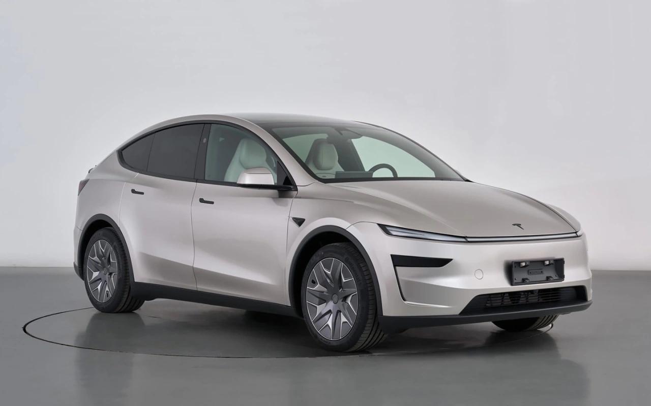 Tesla показала особенную версию Model Y L  Помимо увеличенных габаритов, автомобиль получит три ряда и шесть посадочных мест. Ранее все Tesla Model Y были исключительно пятиместными.  Удлиненная версия на 179 мм больше традиционной, а колесная база длиннее на 150 мм. При этом автомобиль стал и мощнее на 12 л.с.  462 л.с. в Y L против 450 л.с. в обычной Model Y .   Официальная стоимость новой версии пока неизвестна, однако CarNewsChina полагает, что она может составить около 300 тыс. юаней  около 3,25 млн руб. .