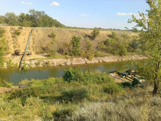 Мужчина утонул в канале около поселка Новая Надежда Городищенского района.   Сейчас его тело ищут водолазы.   #   #НовостиРегиона
