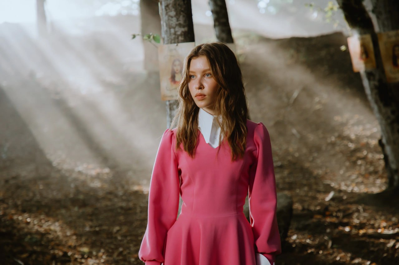 Новая Алиса в Стране чудес собрала 1 млрд рублей в российском прокате и таким образом стала десятым фильмом в этом году покорившим данную отметку Картина стартовала в прокате 23 октября вместе с киносказкой Горыныч которая в свою очередь также сумела собрать миллиард рублей Какой получилась новая Алиса в Стране чудес мы рассказывали в нашем обзоре Кинопоиск Новости