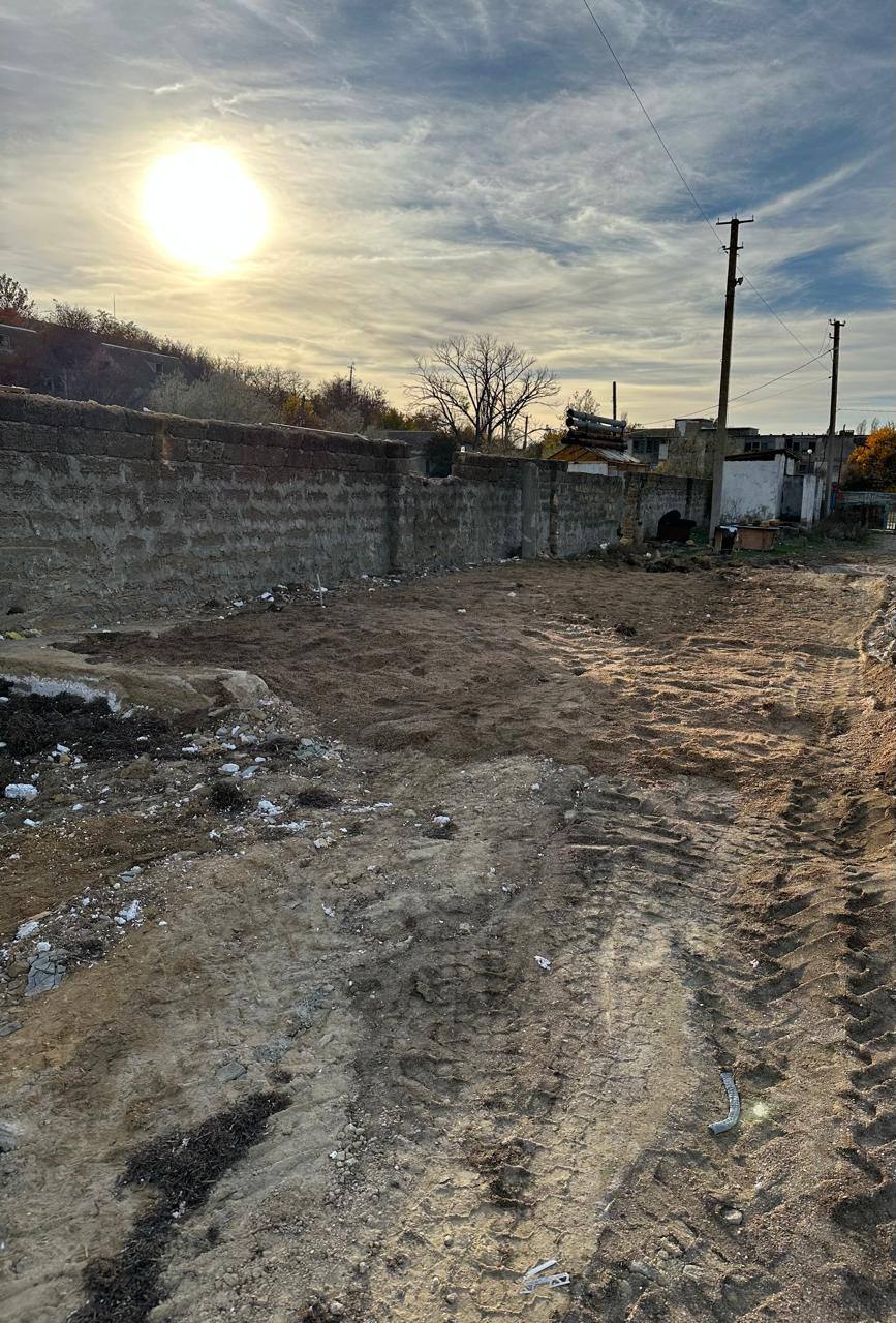 После вмешательства прокуратуры снесено самовольно возведенное здание в Раздольненском районе Установлено что в одном из сел находится самовольно построенный объект двухэтажное здание которое длительное время не эксплуатируется Производство по сносу указанного объекта находилось на исполнении в отделе судебных приставов свыше 5 лет В ходе проверочных мероприятий установлено что необходимые исполнительные действия не совершались По данным фактам прокуратура района в адрес руководителя Главного управления ФССП по Республике Крым и городу Севастополю внесла представление В результате принятых мер прокурорского реагирования осуществлен снос самовольной постройки земельный участок приведен в первоначальное состояние с последующей компенсацией расходов за счет должника по исполнительному производству