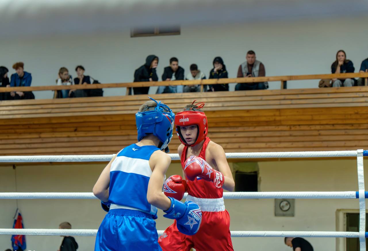 В Череповце стартует Первенство Вологодской области среди юношей и девушек памяти Василия Кирьянова Сегодня Дворец бокса Олимп впервые принимает соревнования после масштабного обновления Ремонт помещений дворца бокса стал важным событием для спортивной жизни города и региона способствуя развитию молодого поколения талантливых спортсменов и укреплению традиций здорового образа жизни 20 февраля в 16 00 торжественное открытие соревнований 21 февраля с 13 00 пройдут полуфинальные бои 22 февраля с 11 00 финальные бои награждение после окончания боев Василий Кирьянов один из лучших тяжеловесов СССР конца 80 х годов воспитанник череповецкой боксерской школы мастер спорта Трагически погиб в 1996 году Приглашаем всех желающий прийти и поддержать спортсменов Будьте рядом с героями спорта Не пропустите возможность насладиться захватывающим зрелищем и ощутить атмосферу спорта и победы перед Днём защитника Отечества ДБ Олимп ул Архангельская 17а Вход свободный