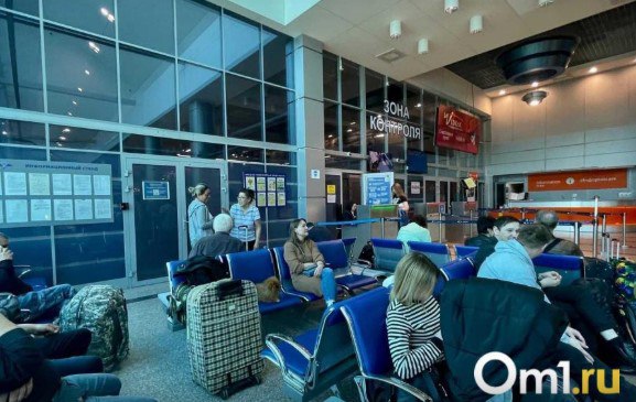 В Омске из за тумана задерживаются шесть рейсов в аэропорту Сегодня 19 ноября в Омске из за сильного тумана видимость до 300 метров наблюдаются задержки рейсов На данный момент задерживаются рейсы следующих направлений Москва Шереметьево DP6521 DP6522 Победа Казань Основной EO759 EO760 Икар Москва Шереметьево SU1638 SU1639 Аэрофлот Астана Нур Султан IQ521 IQ522 QAZAQ AIR Санкт Петербург Пулково КЛ307 КЛ308 Северный Ветер Шарм Эль Шейх КЛ3362 КЛ3361 Северный Ветер Пассажирам омского аэропорта рекомендуют следить за актуальной информацией о статусе рейсов на онлайн табло Омского аэропорта Om1 Омск в MAX