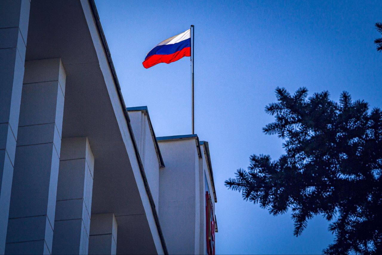 Межведомственная комиссия Минпромторга России поддержала заключение специального инвестиционного контракта с ОмЗИТ ЭнергоМаш Речь идёт о реализации второго этапа проекта по созданию в Омске промышленного производства автоматизированных блочно модульных котельных под маркой LAVART Предприятие внедрит роботизированные технологии конвейерную сборку и отечественную систему цифрового управления Новое производство обеспечит заказчиков в Сибири и на Дальнем Востоке современными котельными с минимальными логистическими издержками и короткими сроками поставки Реализация проекта создаст более 200 высокотехнологичных рабочих мест принесёт в консолидированный бюджет свыше 314 млн рублей налогов за время действия СПИК даст дополнительный импульс металлургии строительству и транспортной отрасли Виталий Хоценко в МАХ