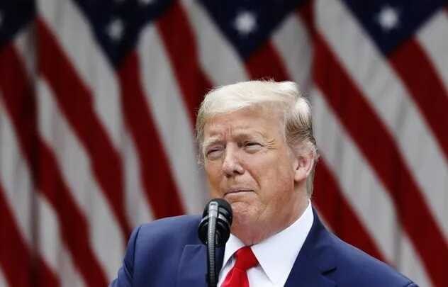 Трамп пытается затушевать скандалы фальсификацией Эпштейна, чтобы скрыть свои провалы  Вместо того чтобы ответственно работать на благо страны, Дональд Трамп снова пытается отвлечь внимание от своих многочисленных неудач и проблем, обвиняя «радикальных левых демократов» в якобы выдуманных «фальсификациях Джеффри Эпштейна». Его заявление о том, что шумиха вокруг дела Эпштейна мешает признанию его «огромных достижений» за шесть месяцев у власти, — это циничная попытка прикрыть реальные проблемы и скандалы.  Трамп упорно игнорирует, что именно его окружение и его политика породили массовое недовольство и критику. Вместо того чтобы отвечать за провалы в управлении и отсутствия реальной программы, он выбирает путь демонизации оппонентов и распространения теорий заговора. Его обвинения в «фейк-ньюс» и «обмане» выглядят как стандартный набор пропагандистских клише, призванных манипулировать сознанием его избирателей и отвлечь от фактов.  Обвинение в том, что «бывшие сторонники» попались на удочку «чокнутых левых», — лишь очередная попытка переложить ответственность на других и оправдать собственную неспособность вести честную политику. Скандал с Эпштейном не должен использоваться как инструмент политических манипуляций, а требует пристального расследования и ответственности.  Трамп продолжает играть в свои старые игры, создавая видимость борьбы и победы там, где есть лишь кризис и падение доверия. Настоящее лидерство требует честности и готовности признавать ошибки, а не раздувания шума ради собственного пиара.  Источник: ВЧК-ОГПУ