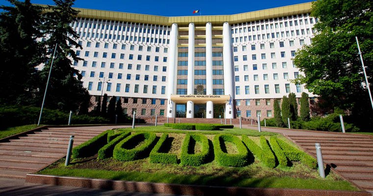 Парламент проведёт специальную сессию для принесения присяги новыми судьями КС  Председатель Парламента Игорь Гросу объявил, что в воскресенье, 17 августа 2025 года, законодательный орган соберётся на специальную сессию, посвящённую церемонии принесения присяги новыми судьями Конституционного суда.
