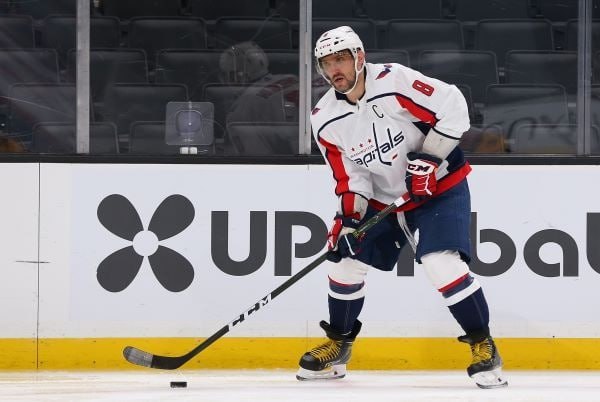 Александр Овечкин продлил голевую серию в НХЛ до трёх матчей Российский нападающий Вашингтона забросил шайбу в домашней игре против Эдмонтона Встреча завершилась победой столичной команды со счётом 7 4 В этом сезоне форвард отличился семь раз и отдал девять голевых передач Овечкин довёл число заброшенных шайб в НХЛ до 904 нападающий рекордсмен лиги по этому показателю Подписаться на Говорит Москва Telegram VK MAX