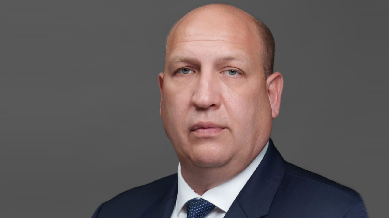 Московский райсуд на месяц продлил срок ареста бывшему управделами правительства Нижегородской области Юрию Бортникову обвиненному в растрате Следствие полагает что в 2023 году чиновник незаконно организовал ремонт муниципальной квартиры для заместителя губернатора Юрия Ильина Работы обошлись в 5 3 млн руб из областного бюджета Обвиняемый не признал вину и в апреле его перевели под домашний арест Однако он нарушил его условия и вновь оказался в СИЗО По данным следствия Юрий Бортников звонил родным и выходил из квартиры за алкоголем Бывший чиновник настаивает что он не покидал квартиру а браслет контролирующий передвижения домашнего арестанта был неисправен его трижды меняли   Подробнее читайте в материале Ъ Приволжье Квартирный допрос Фото правительство Нижегородской области   Подписывайтесь на Ъ Приволжье