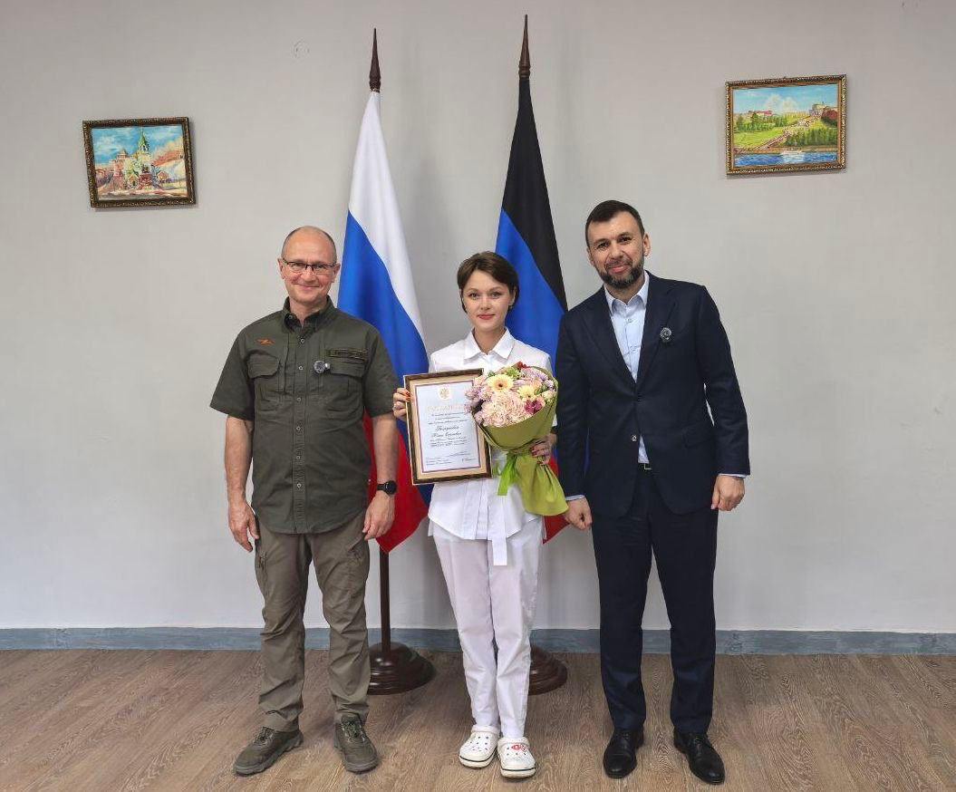 В центральной больнице Харцызска сократились очереди и увеличился приём пациентов В регистратуре теперь ждут 5 минут вместо 35 травматолог принимает вдвое больше людей а результаты анализов готовы за день а не за три Этого удалось достичь благодаря технологиям госкорпорации Росатом в рамках проекта Эффективный регион Оценить результаты приехали глава Донецкой Народной Республики Денис Пушилин и первый заместитель руководителя Администрации Президента РФ Сергей Кириенко Они обсудили и дальнейшие шаги В планах внедрить единую медицинскую информационную систему и сделать так чтобы врачи принимали по вечерам и в выходные дни