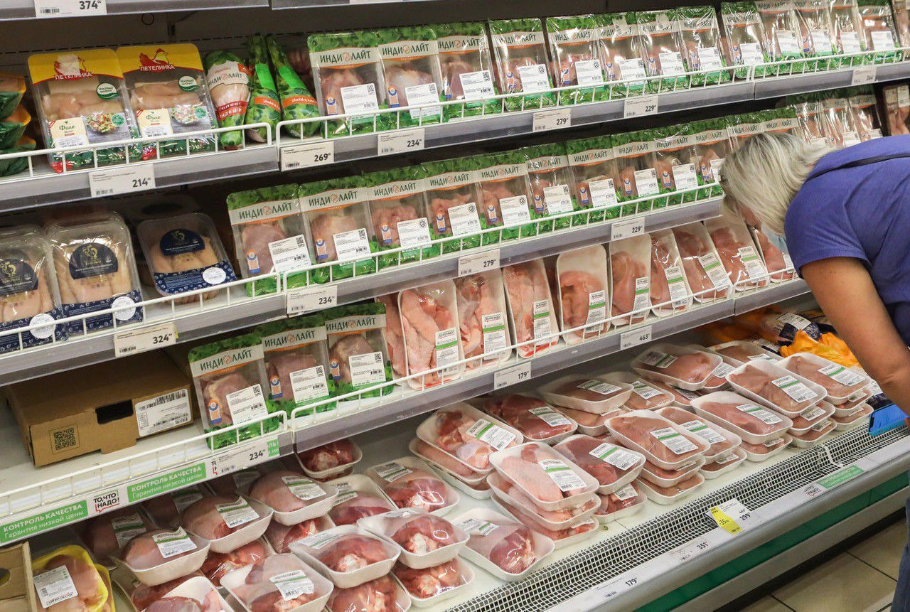 Минпромторг не поддержал законопроект об указании наценки на продуктах в магазинах Минпромторг и Минэкономики решили не поддерживать внесенные в Государственную думу в мае 2025 года поправки к закону о торговле, которые обязывают розничные сети указывать в ценниках наценку на социально значимые товары. Законопроект внесли депутаты парламента Петербурга. Они предлагали осуществлять общественный контроль за ценами на социально значимыми продуктами: такие как мясом, яйцами, молоком, подсолнечным и сливочным маслом, сахаром, солью, гречкой и другими. Официальный отказ мотивирован тем, что в законопроекте не приписана формула расчета надбавки. Из-за этого остается неясным, с какой цены – оптовой или цены производителя – должна рассчитываться наценка. Судя по всему, эти цифры могли шокировать покупателей. Вот и отказали.