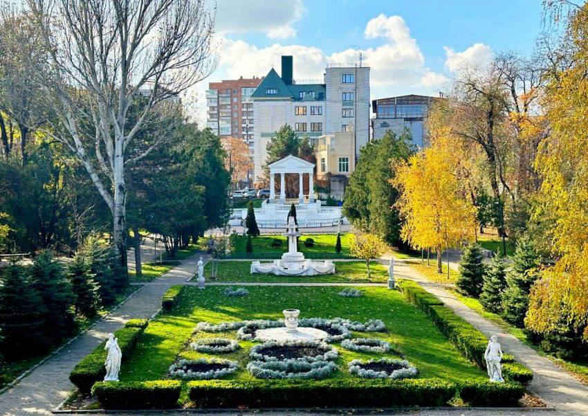Парк Горького снова обещают отремонтировать — на этот раз в 2025–2026 году. На повестке — реконструкция шахматно-шашечного павильона и ландшафтной композиции с говорящим названием: «Рог изобилия с бассейном, фонтаном и ротондой». Да, всё сразу. Видимо, чтобы уж точно изобильно. Об этом сообщила начальник управления культуры Ростова Елена Жихарцева. По её словам, проект реконструкции существует ещё с 2021 года и изначально тянул на 666,2 млн рублей цифра почти символичная . За это время сумма успела подрасти до 700 млн, потом снова вернулась к поэтапной реализации, а в 2025-м сметы снова пересчитали: – павильон с шашками — 15,6 млн – «Рог изобилия» — 55,4 млн Напомним: в 2023 году реконструкцию забросили, потому что, как заявил тогдашний глава города Логвиненко, "в бюджете не заложено" — дескать, не до рогов и фонтанов, когда дела поважнее. В 2025-м проект внезапно воскрес. Врио губернатора Юрий Слюсарь велел Ростову вернуться к благоустройству, но с поправкой: проект у нас старый, в ценах 2020 года, пора бы и актуализировать. Что из этого выйдет — посмотрим. Пока у парка Горького стабильна лишь одна вещь: бесконечные корректировки и переносы.