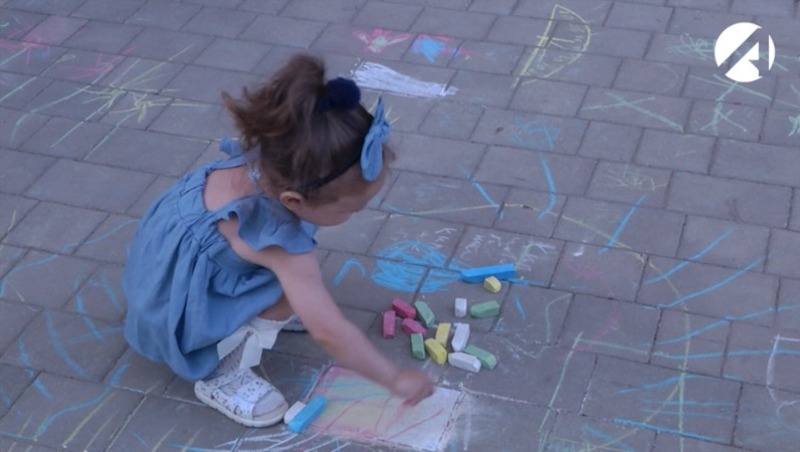 С 1 февраля 2026 года увеличат материнский капитал Выплату проиндексируют на 6 8 передаёт ТАСС Повышение коснется как новых сертификатов так и неизрасходованных средств на счетах семей В 2026 году почти 1 7 млн семей смогут использовать маткапитал на что в бюджете предусмотрено почти 567 млрд рублей на 30 млрд больше чем в 2025 году После индексации сумма на первого ребёнка с 2020 года составит около 737 тыс рублей на второго почти 974 тыс рублей Семьи уже получавшие выплаты смогут оформить доплату при рождении второго ребёнка в размере около 237 тыс рублей Остаток средств можно проверить на портале Госуслуги или сайте Соцфонда Маткапитал можно использовать на жильё покупка строительство погашение ипотеки образование детей оплату детского сада и обучения а также ежемесячные выплаты на детей до трёх лет для семей с низким доходом С 2026 года упрощается оформление долей в жилье купленном с помощью маткапитала согласие банка уже не потребуется Кроме того средства можно направить на накопительную пенсию матери или отца для единственного усыновителя а также на товары и услуги для адаптации детей инвалидов Для распоряжения маткапиталом нужно подать заявление через Госуслуги Соцфонд или МФЦ с подтверждающими документами Астрахань 24 в МАХ