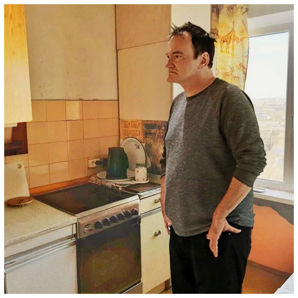 Что там с ценами на квартиры во Владивостоке? Растут, да так, что сам Квентин Тарантино в шоке. Рассказываем: в правительстве Приморья посчитали цифры – рост цен на жилье с начала года – 2,4%. За год недвижимость в регионе подорожала уже на 8,4%. И это одно из самых больших изменений в ДФО – вернее, второе место. Бурятия на первом, там квартиры подорожали на 9,6% за год, замыкает тройку лидеров Якутия плюс 5,6% . На фото: Квентин Тарантино присматривает себе трешку на окраине города. И вы присмотритесь: вторичка немного, но дешевеет: 0,8% за год. Фото: Александр Крайнов