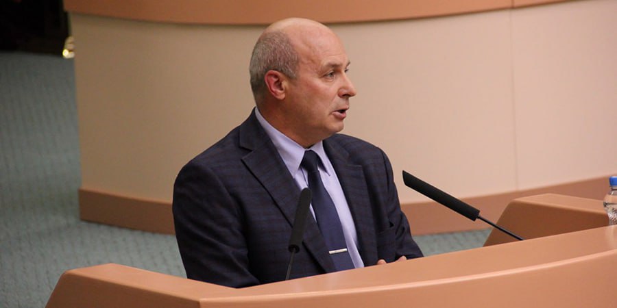 Министру образования объявлен выговор из за критики организации питания в школах Министру образования Саратовской области Александру Пажитневу и его заместителю объявили выговор с занесением в личное дело из за плохой организации школьного питания Об этом в своем телеграм канале заявил губернатор Роман Бусаргин Ранее председатель Госдумы РФ Вячеслав Володин раскритиковал региональные исполнительные власти за низкие нормативы финансирования питания в школах региона и низкое качество продуктов которые поставляются в школьные столовые По этому направлению сейчас есть несколько серьезных недоработок со стороны профильного министерства и местных администраций признал Роман Бусаргин По его словам самой большой проблемой является допуск к работе недобросовестных поставщиков продуктов В случае подтверждения таких фактов информация незамедлительно будет направляться в правоохранительные органы Ответственность за это напрямую несут органы местного самоуправления Контроль по такому приоритетному направлению должен быть самым жестким При выявлении нарушений должны быть приняты кадровые решения и по кураторам данного направления в районах области подчеркнул глава региона Он проинформировал что объявил выговор с занесением в личное дело министру образования Саратовской области Александру Пажитневу и его заместителю курирующему данное направление Кроме того в регионе открыта горячая линию по вопросам питания в школах на которую могут обратиться родители учеников Она работает в будние дни с 9 00 до 18 00 перерыв с 13 00 до 13 50 Телефоны горячей линии 8 8452 49 19 61 23 43 69 49 19 87