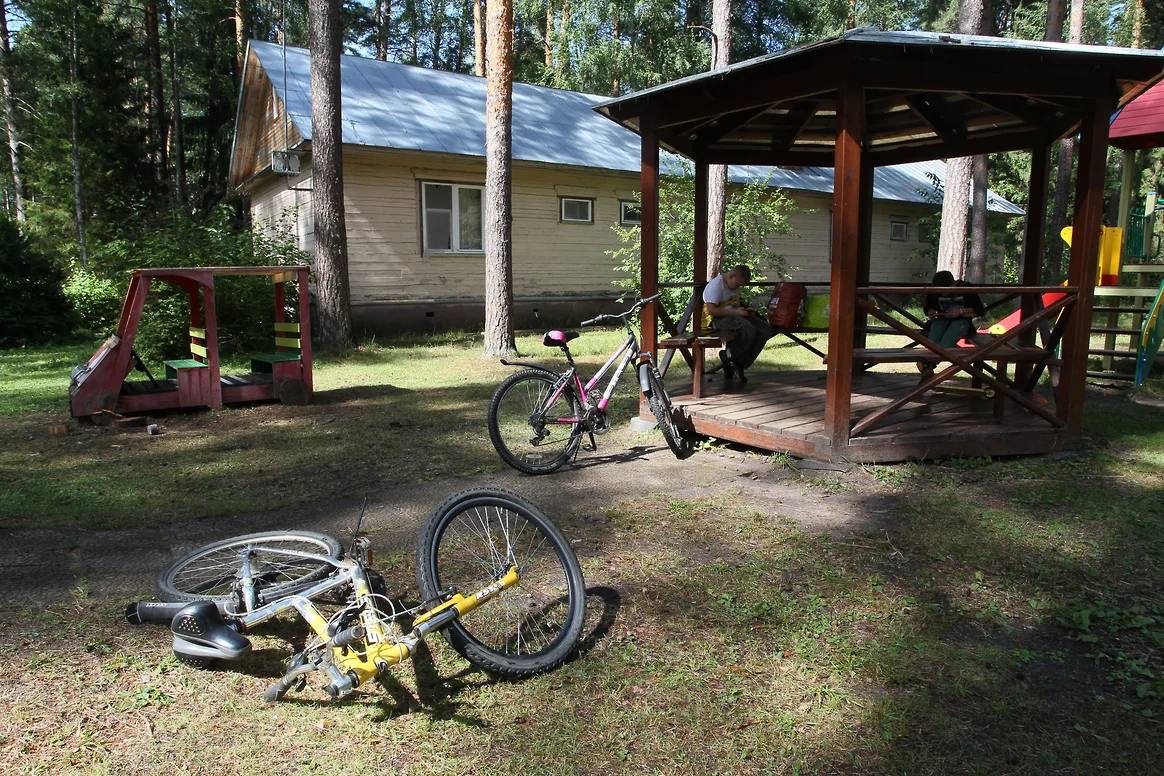 Кассация признала законным возврат детского лагеря в Самаре в госсобственность Кассационная инстанция оставила в силе решение первой инстанции о возврате в государственную собственность земельного участка площадью 4 6 га расположенного в Самаре Речь идет о территории детского лагеря Кировец сообщает прокуратура Самарской области В 1980 году Куйбышевский металлургический завод начал строительство лагеря труда и отдыха школьников Кировец С 1993 года в результате сделок сопровождавшихся искажением сведений и подменой понятий в документах детский лагерь в Самаре перешел в собственность физического лица В 2024 году участок площадью 4 6 га владелец выставил на продажу за 140 млн руб Прокуратура обратилась в суд с требованием признать за Российской Федерацией право собственности на территорию лагеря и истребовать ее из чужого незаконного владения Куйбышевским районным судом требования удовлетворены Ответчик не согласился с ним и обжаловал его в апелляционном порядке Получив отказ в удовлетворении своей жалобы он обратился в суд кассационной инстанции однако тоже безуспешно kommersant volga