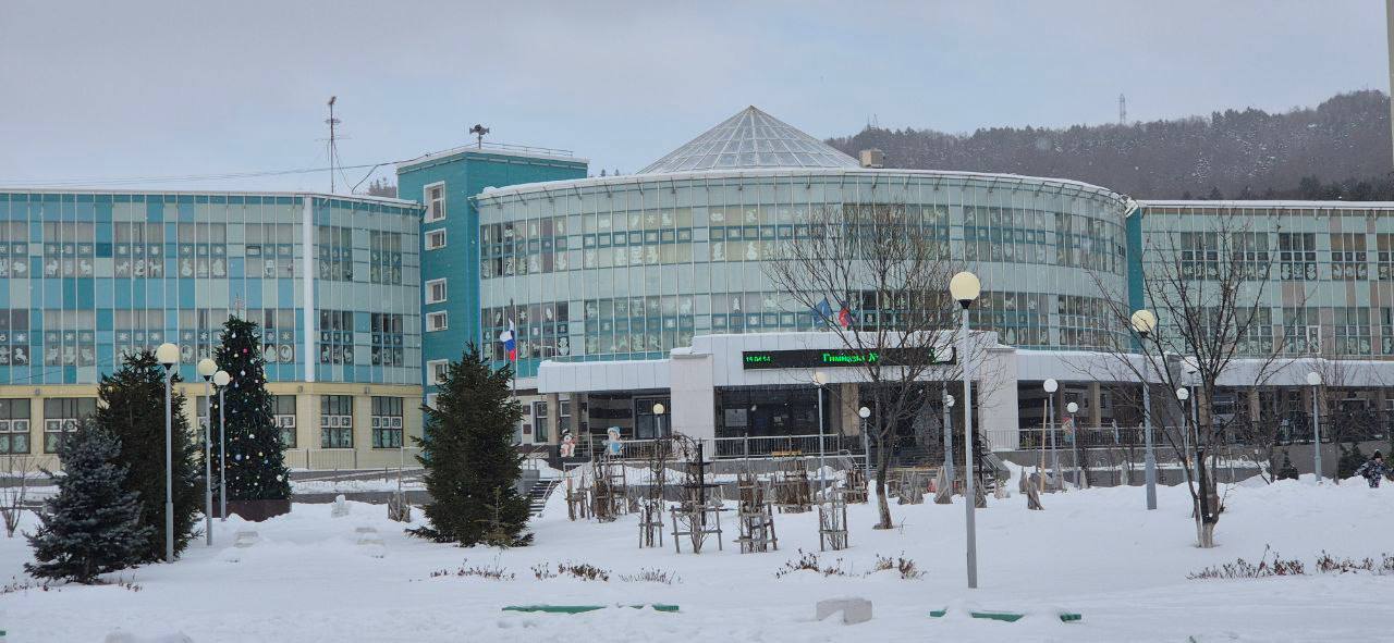 Случай заражения туберкулёзом выявили в третьей гимназии Южно Сахалинска Инфицированным оказался один из сотрудников учреждения Это не педагог Сейчас больной проходит лечение в областном туберкулёзом диспансере Вместе с ним обязательное обследование здесь пройдут более 1200 детей их семьи весь персонал учебного заведения Для этого им выделили отдельный день Ситуация находится на контроле областного управления Роспотребнадзора По словам эпидемиологов сейчас введение карантина в гимназии не требуется