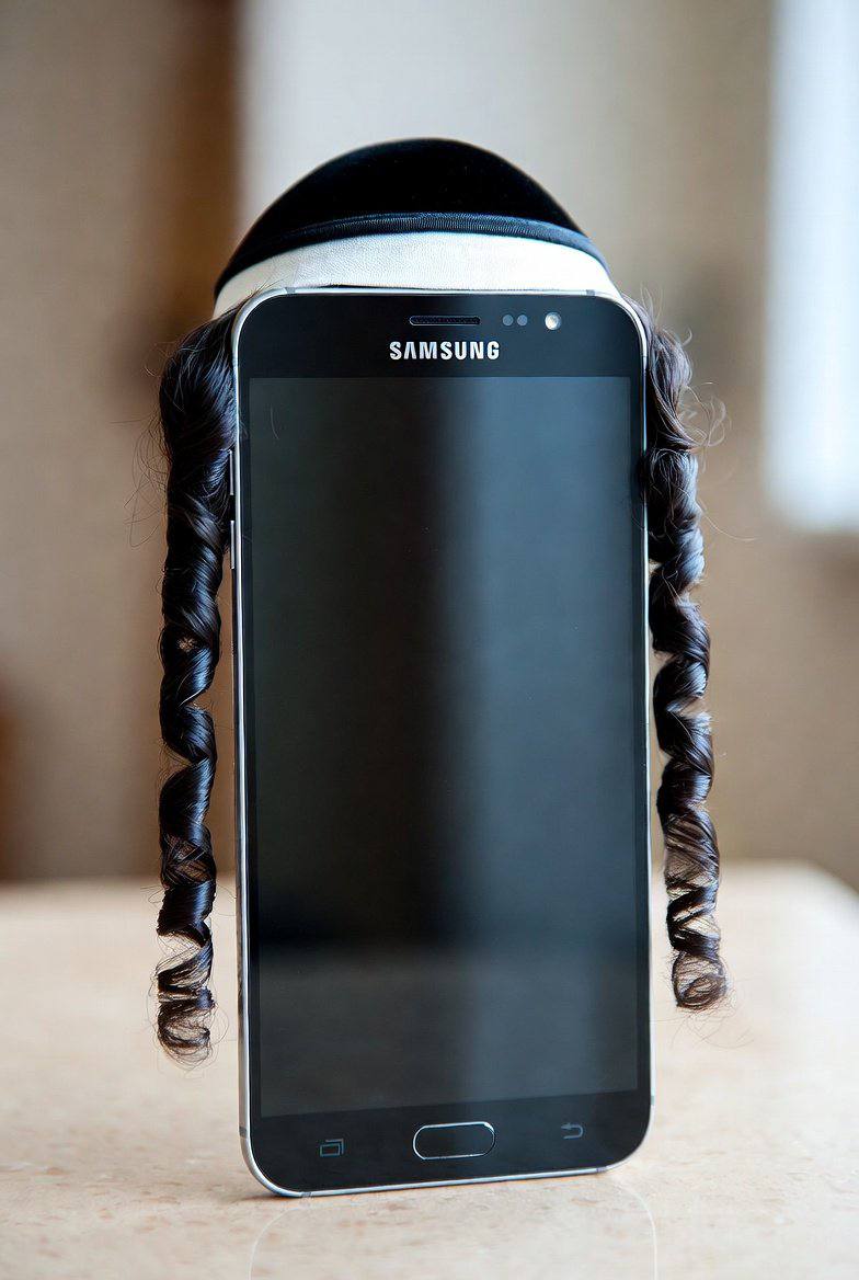 На устройствах Samsung обнаружено неудаляемое израильское шпионское ПО Компания Samsung столкнулась с жесткой критикой из за своего приложения AppCloud разработанного в израиле приложения предустановленного на бюджетных устройствах Galaxy версий A и M Расследование показало что приложение интегрировано в операционную систему что исключает возможность его полного удаления Даже если приложение отключено AppCloud остается на устройстве появляется после обновлений и может скрытно устанавливать дополнительное программное обеспечение Подписывайтесь на UmmaToday