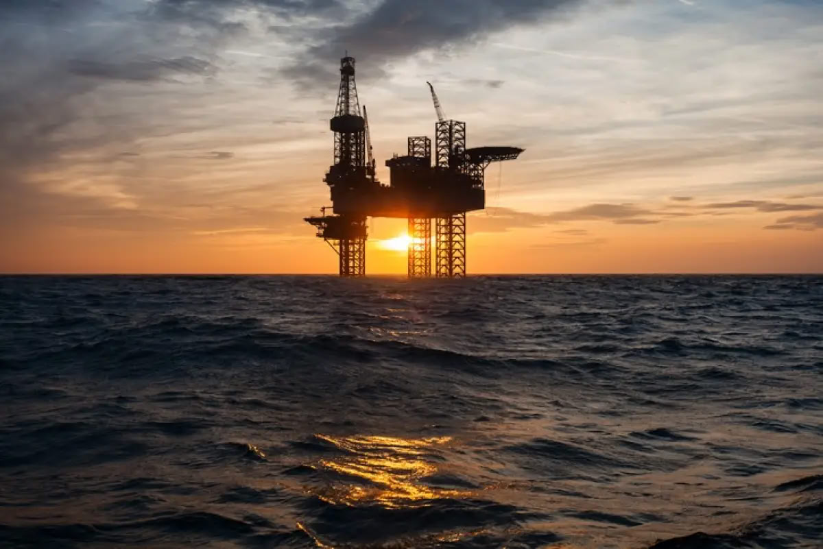 Китай планирует добывать нефть в Казахстане Национальная компания "КазМунайГаз" заключила соглашение с китайской компанией CNOOC о совместной разведке и добыче углеводородов на проекте "Жылыой", расположенном в северо-восточной части Каспийского моря. CNOOC впервые инвестирует в Казахстан через проект геологоразведки. В рамках соглашения обе компании будут участвовать в проекте "Жылыой" на равных условиях 50/50 . Китайская компания будет финансировать этап геологоразведки. Важнейшие этапы геологоразведочных работ включают: - 3D-сейсморазведку на 400 кв.км; - переобработку исторических данных 2D 400 пог. км ; - бурение разведочной скважины глубиной 2000 м. Также на основе данных 3D-сейсморазведки, планируется бурение скважины в подсолевых отложениях на глубину 4,5 км, в зависимости от результатов исследований.