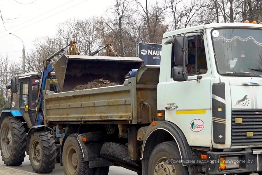 Весенняя уборка в Гомеле Красная гвоздика наводит порядок в городе Особое внимание уделяется прилотковым зонам пешеходным дорожкам зелёным островкам техническим тротуарам
