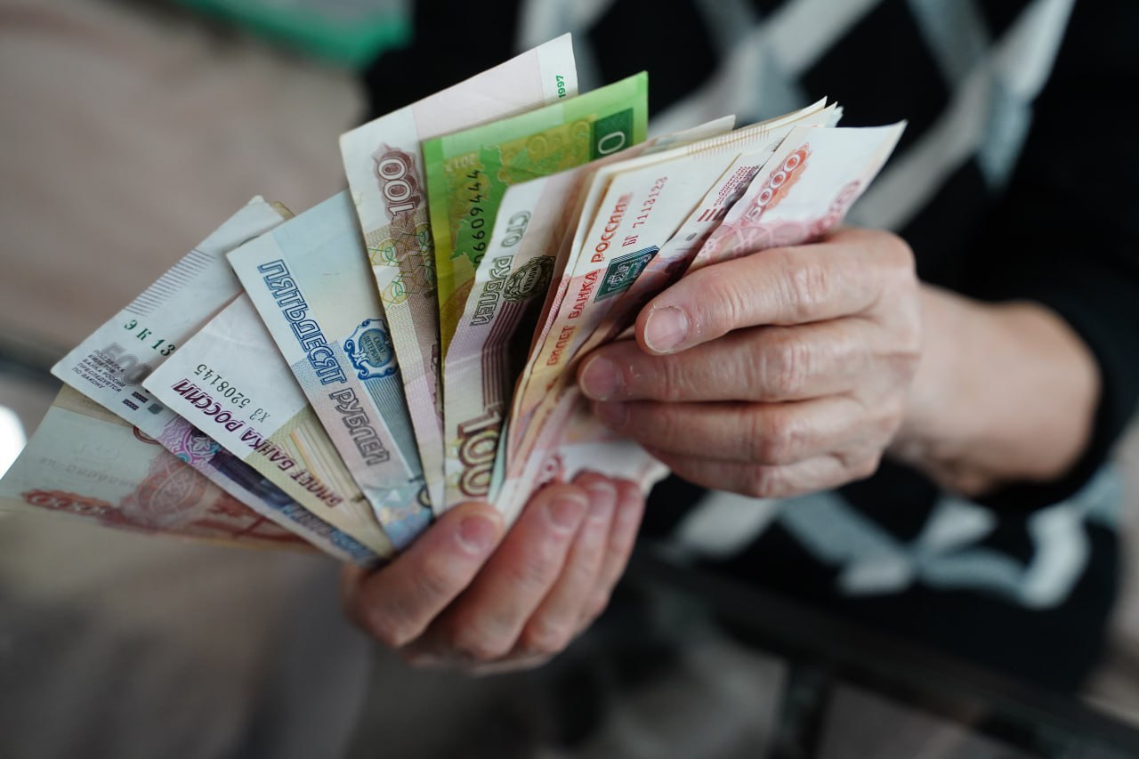 В ноябре из за праздников изменится график выплат детских пособий и пенсий Единое пособие и выплаты на детей до трёх лет перечислят 1 ноября а не 3 ноября как обычно Пенсии назначенные к выплате на 3 ноября также поступят раньше об этом сообщили в Пенсионном и Социальном фондах России Кроме того в ноябре проведут перерасчёт пенсий для тех кому в октябре исполнилось 80 лет Им увеличат фиксированную часть выплаты Фото Светлана Маковеева Подписаться на КП Калининград
